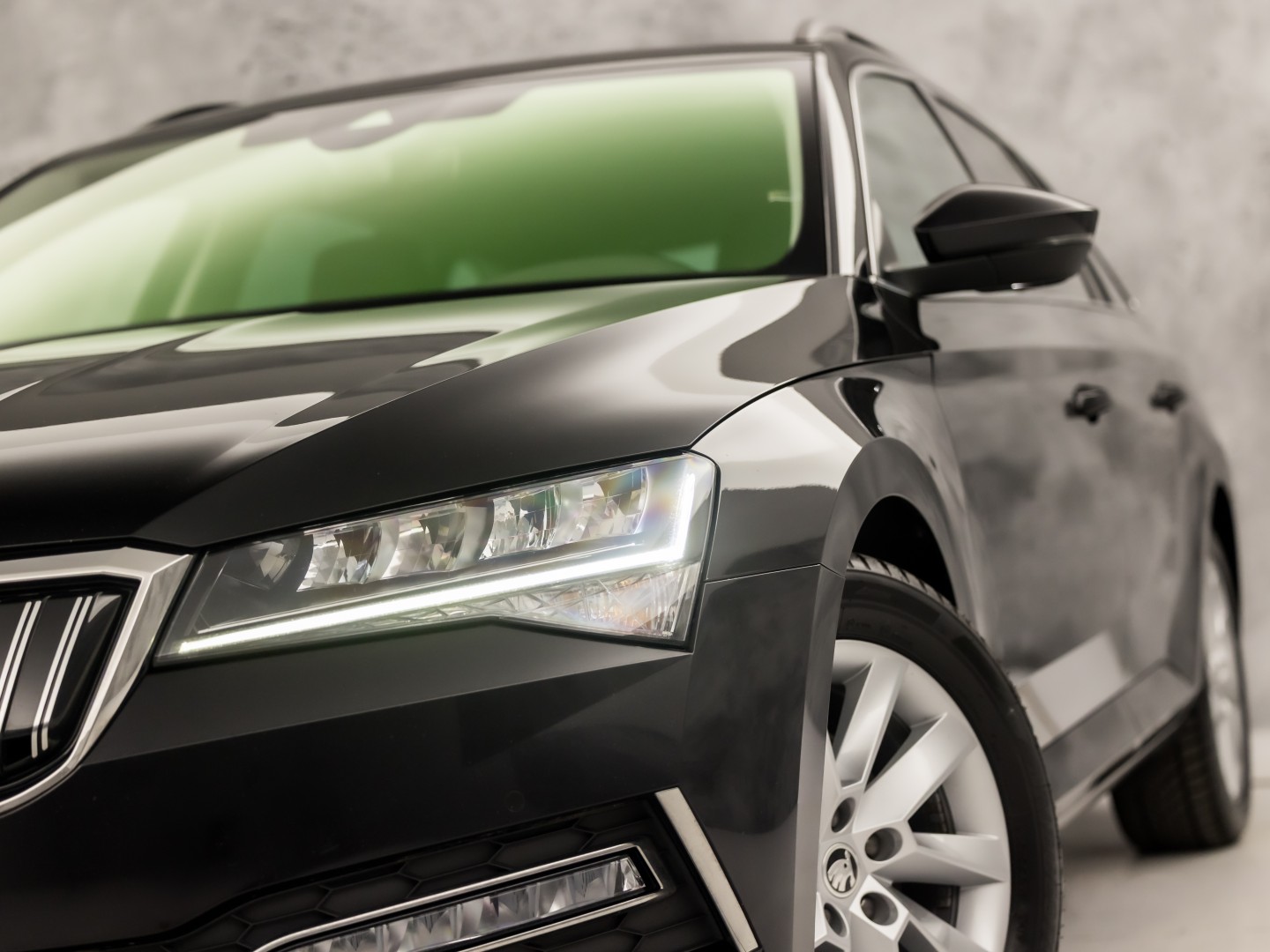 Škoda Superb Combi 1.4 TSI iV Sport 218Pk Automaat (VIRTUAL COCKPIT, APPLE CARPLAY, GROOT NAVI, MEMORY SEAT, LEDER/ALCANTARA, CAMERA, STOELVERWARMING, ADAPTIVE CRUISE, ELEK ACHTERKLEP, NIEUWSTAAT)