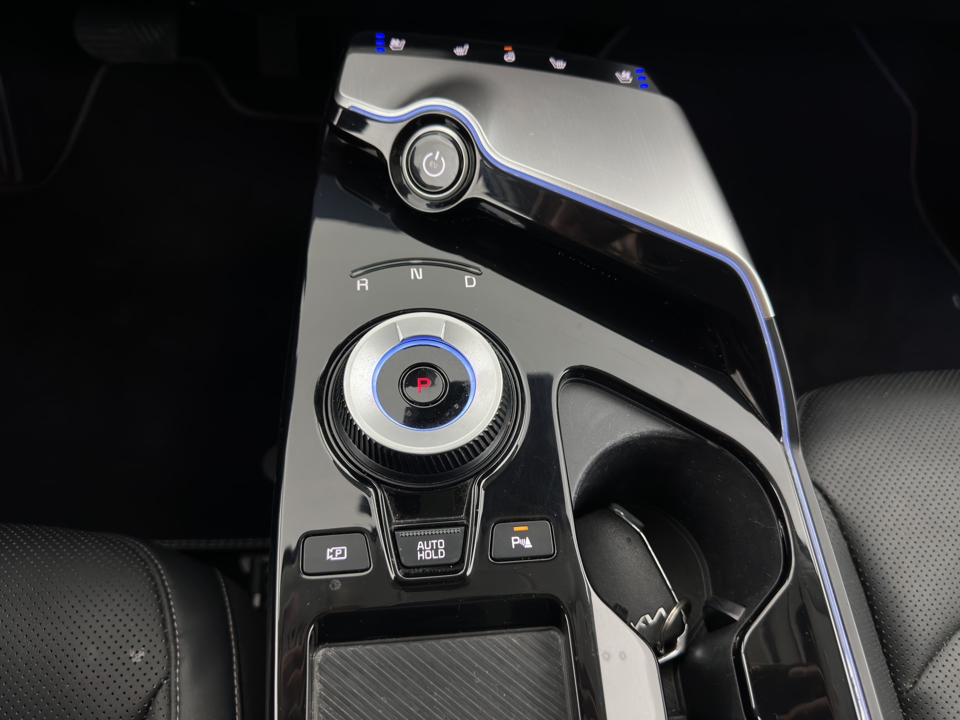 Kia EV6 Plus 77.4 kWh [ 3-Fase ] SOH100% (INCL-BTW) Aut. *LEATHER | ADAPTIVE-CRUISE | DIGI-COCKPIT | MERIDIAN-AUDIO | MEMORY-PACK | FULL-LED | KEYLESS | CAMERA | DAB | BLIND-SPOT | NAVI-FULLMAP | PRIVACY-GLASS | AMBIENT-LIGH