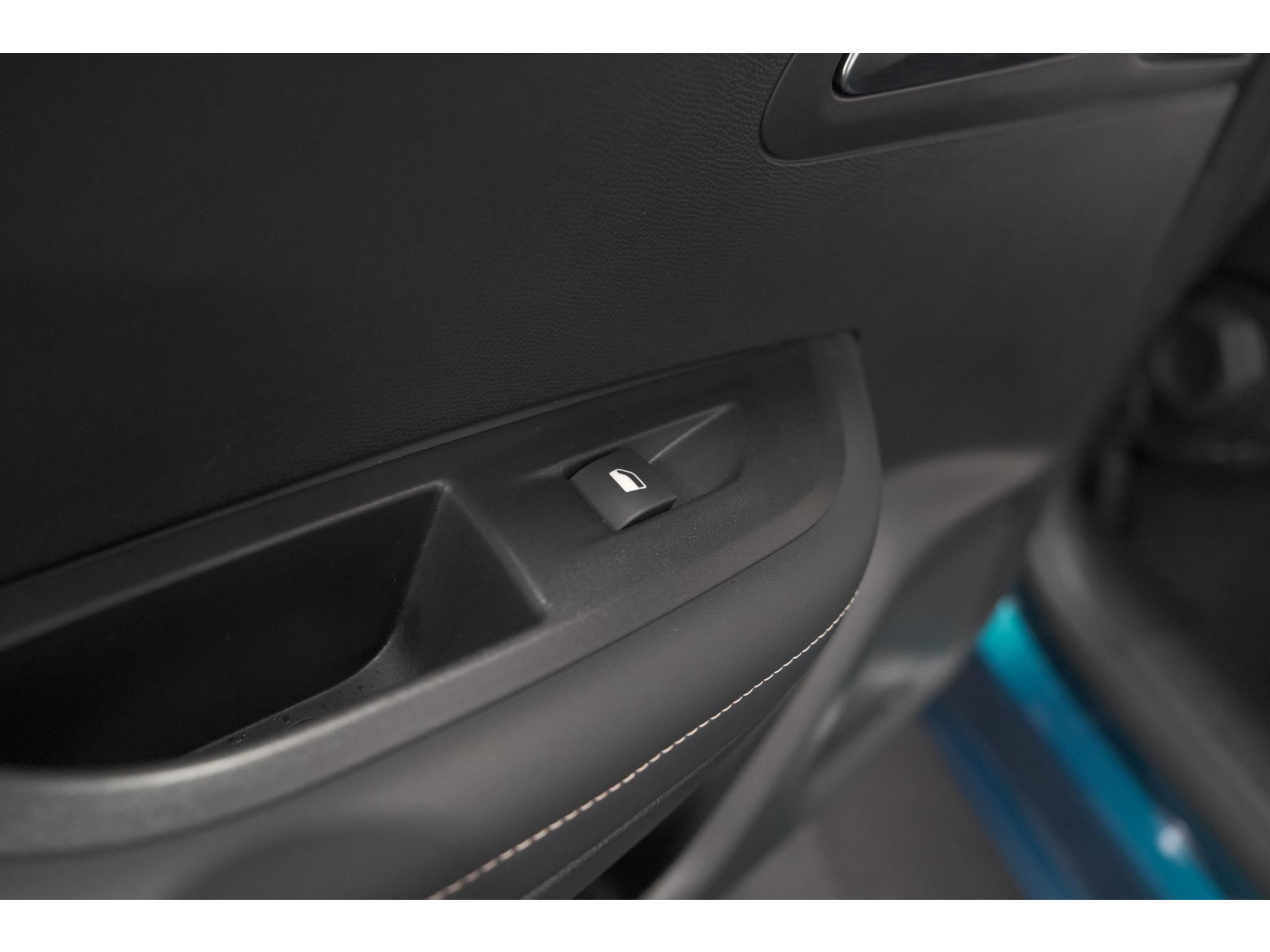 Peugeot e-2008 EV Allure Avantage 54 kWh | 11 KW Laadfunctie | Parkeersensoren | Apple Carplay