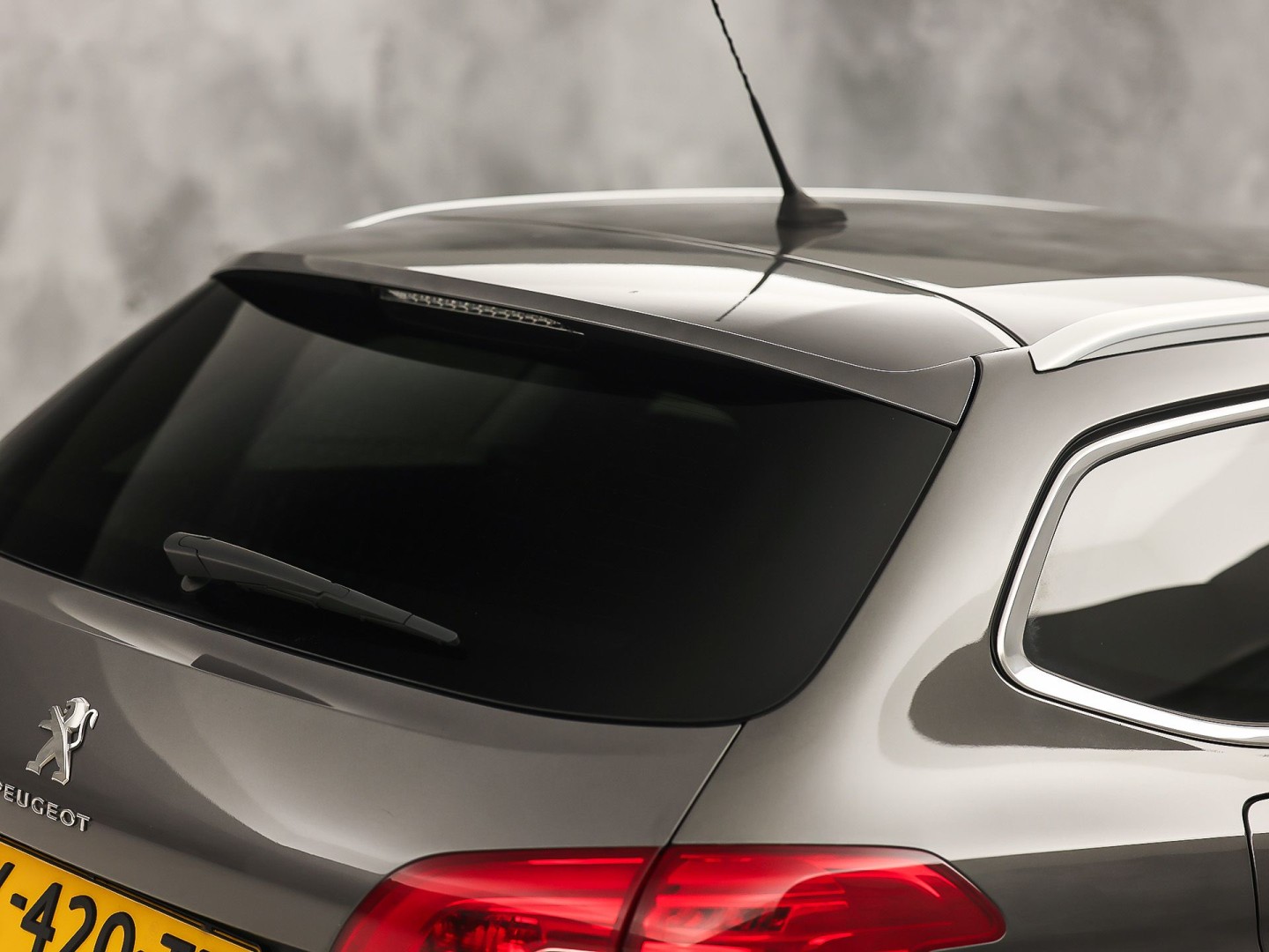 Peugeot 308 SW 1.2 PureTech Allure Sport (VIRTUAL COCKPIT, APPLE CARPLAY, GROOT NAVI, 360 CAMERA, SPORTSTOELEN, LEDER/ALCANTARA, ADAPTIVE CRUISE, NIEUWSTAAT)