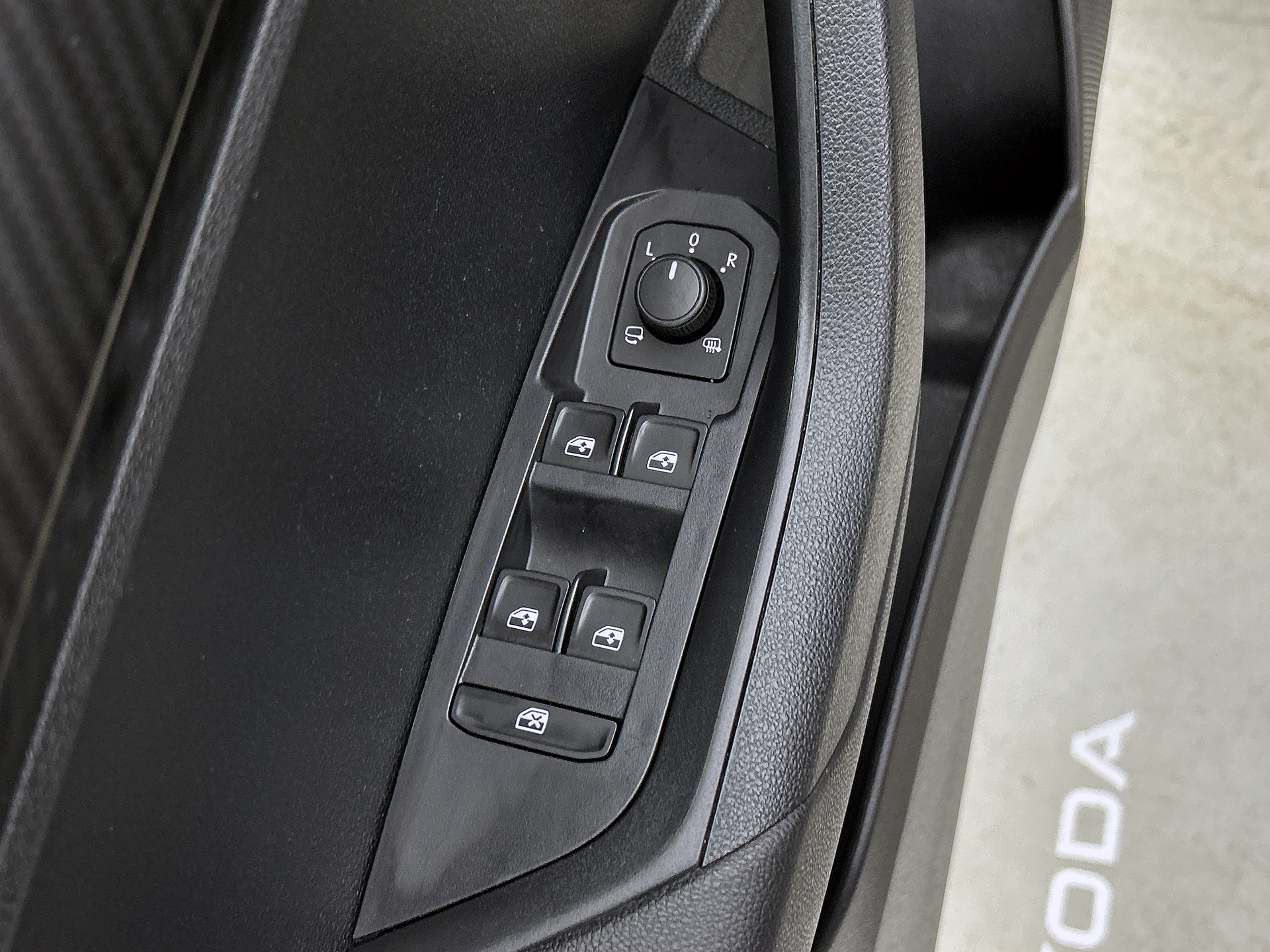 ŠKODA Karoq 1.5 TSI ACT Sportline Business | PANORAMADAK | 360 CAMERA | WINTERPACK | KEYLESS | NAVI | ELEKTR. ACHTERKLEP