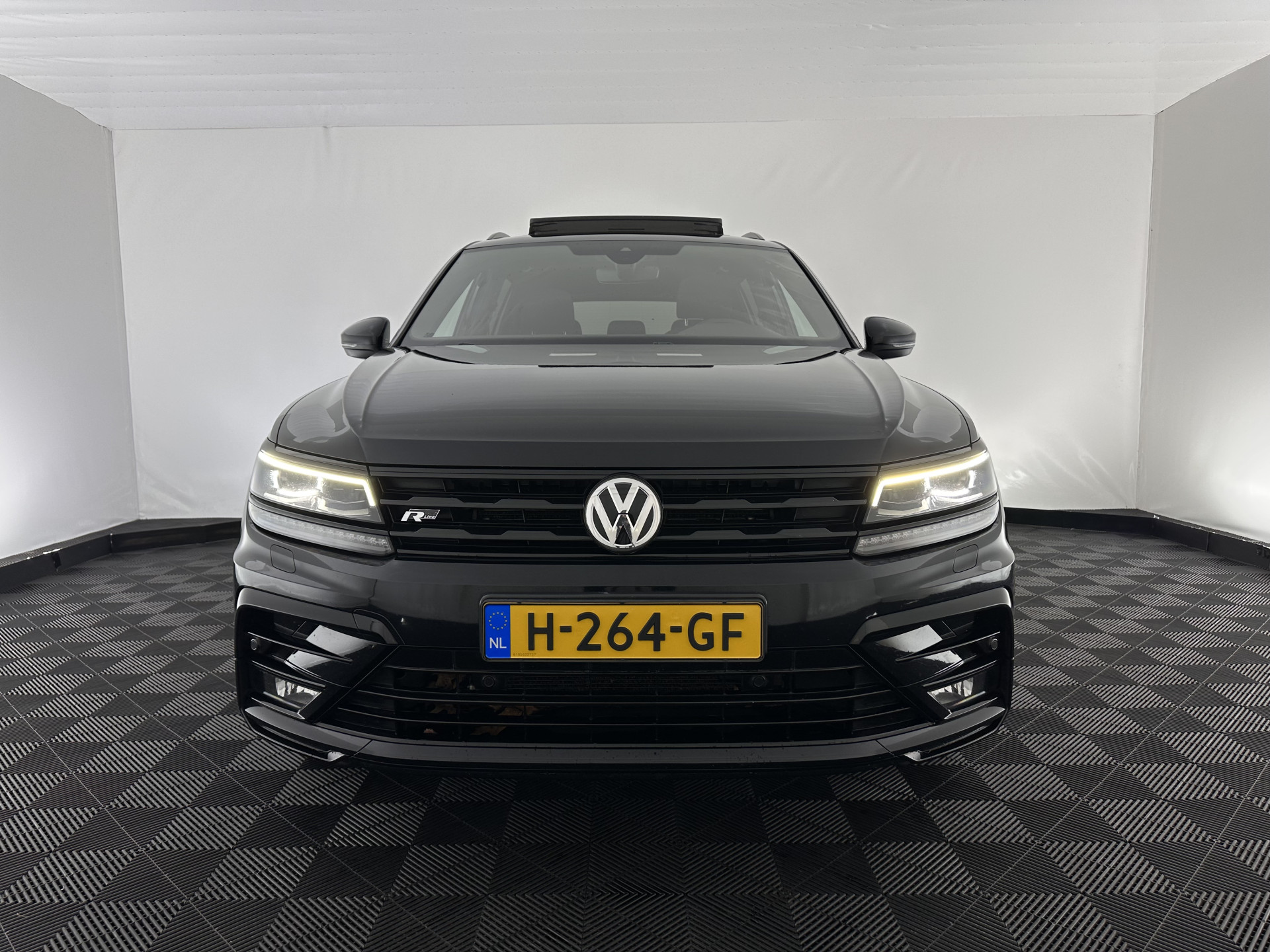 Volkswagen Tiguan Allspace 1.5 TSI R-Line Highline Business [ 7-Pers. ] Aut. *PANO | ARTVELOURS | FULL-LED | DIGI-COCKPIT | KEYLESS | ADAPTIVE-CRUISE | CAMERA | SHIFTPADDLES | CARPLAY | DAB+ | HEATED-COMFORTSEATS | NAVI-FULLMAP | PRIVACYGLASS | 19''ALU*