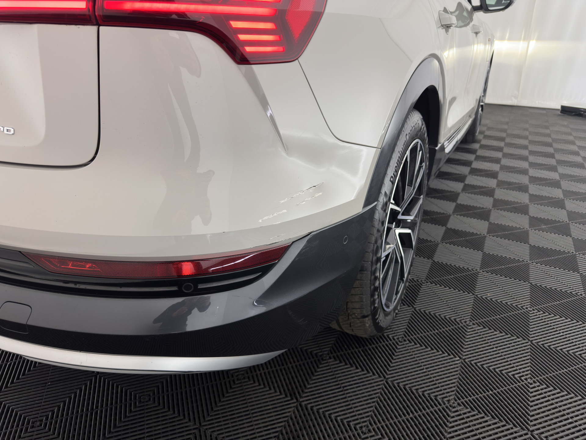 Audi e-tron 55 quattro advanced 95 kWh [ 3-Fase ] (INCL-BTW) *PANO | LUXURY-LEATHER | ADAPTIVE-CRUISE | FULL-LED | DIGI-COCKPIT | KEYLESS | MEMORY-PACK | AIR-SUSPENSION | CAMERA | AMBIENT-LIGHT |  NAVI-FULLMAP | SHIFT-PADDLES | DAB+ | COMFOR