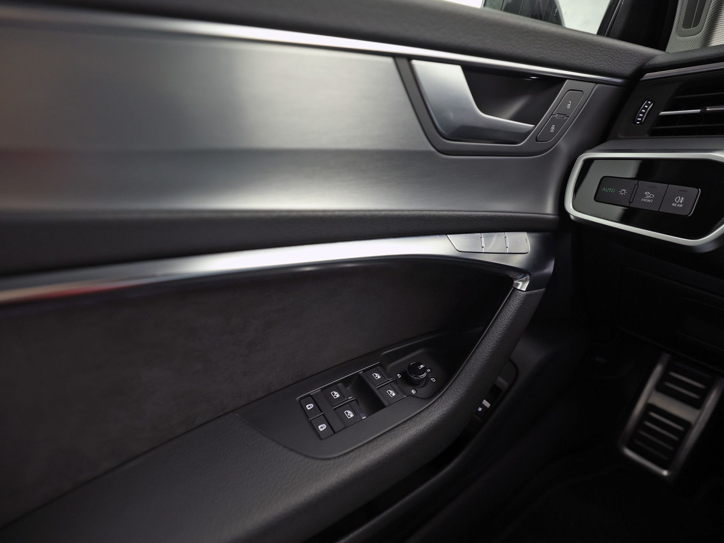 Audi A6 55 TFSI e quattro S-Line Competition 368Pk Automaat (2X S-LINE, APPLE CARPLAY, SPORTZETELS, NAPPA LEDER, MEMORY SEATS, CAMERA, ADAPTIVE CRUISE, ELEK ACHTERKLEP, STOELVERWARMING ACHTER, NIEUWSTAAT)