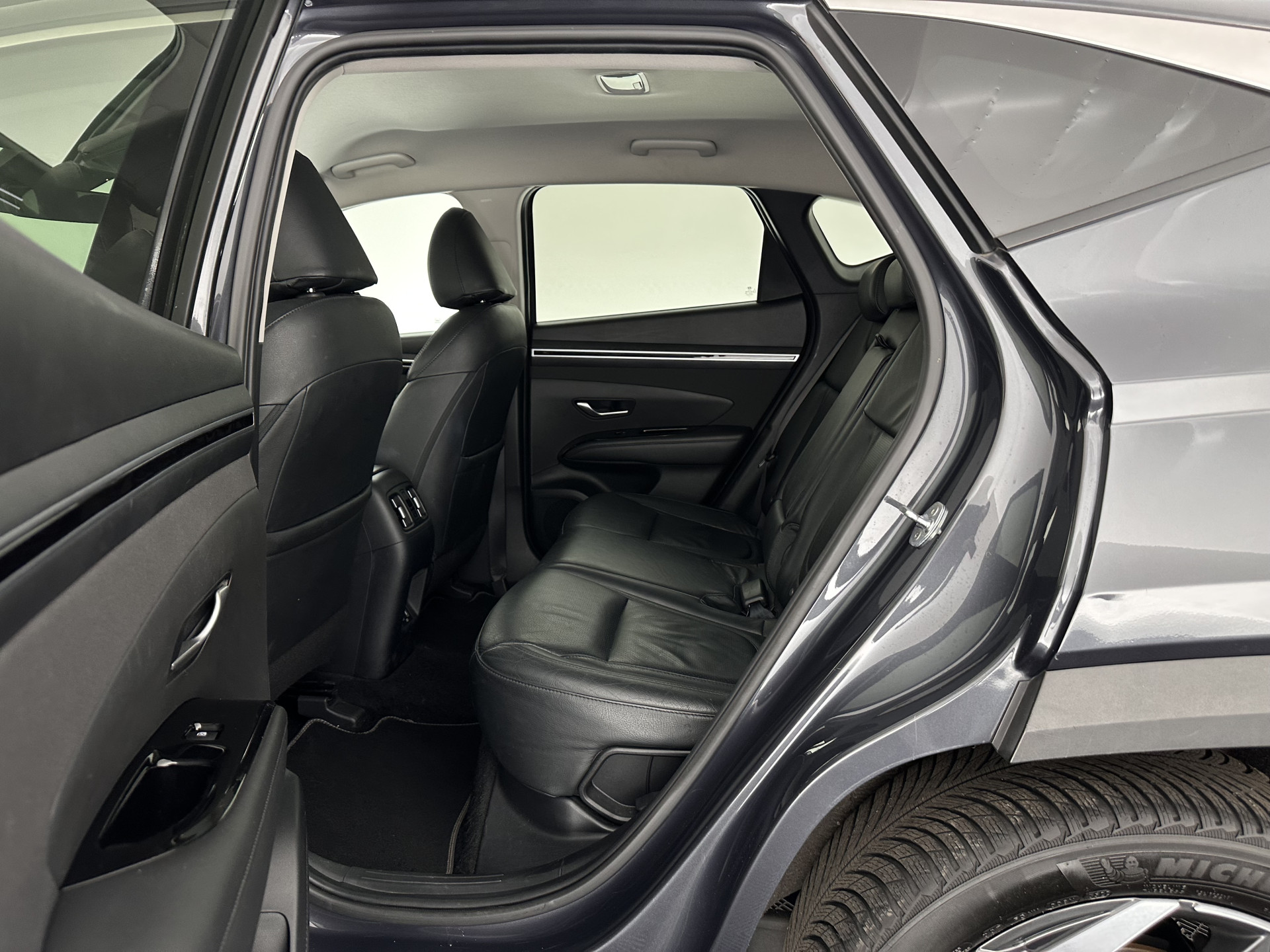 Hyundai Tucson 1.6 T-GDI PHEV Comfort Smart 4WD (INCL.BTW) *LEATHER | FULL-LED | ADAPTIVE-CRUISE | HEATED-COMFORTSEATS | KEYLESS | CAMERA | DIGI-COCKPIT | PRIVACY-GLASS | SHIFT-PADDLES | ECC | PDC | 19''ALU*