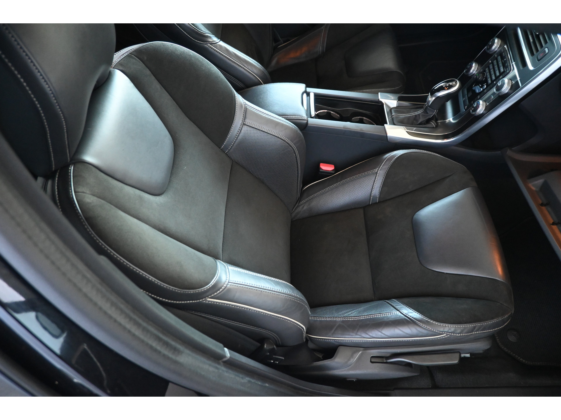 Volvo V60 2.0 D3 Nordic R-Design Automaat Clima Trekhaak Navigatie Cruise control Inruil Mogelijk!