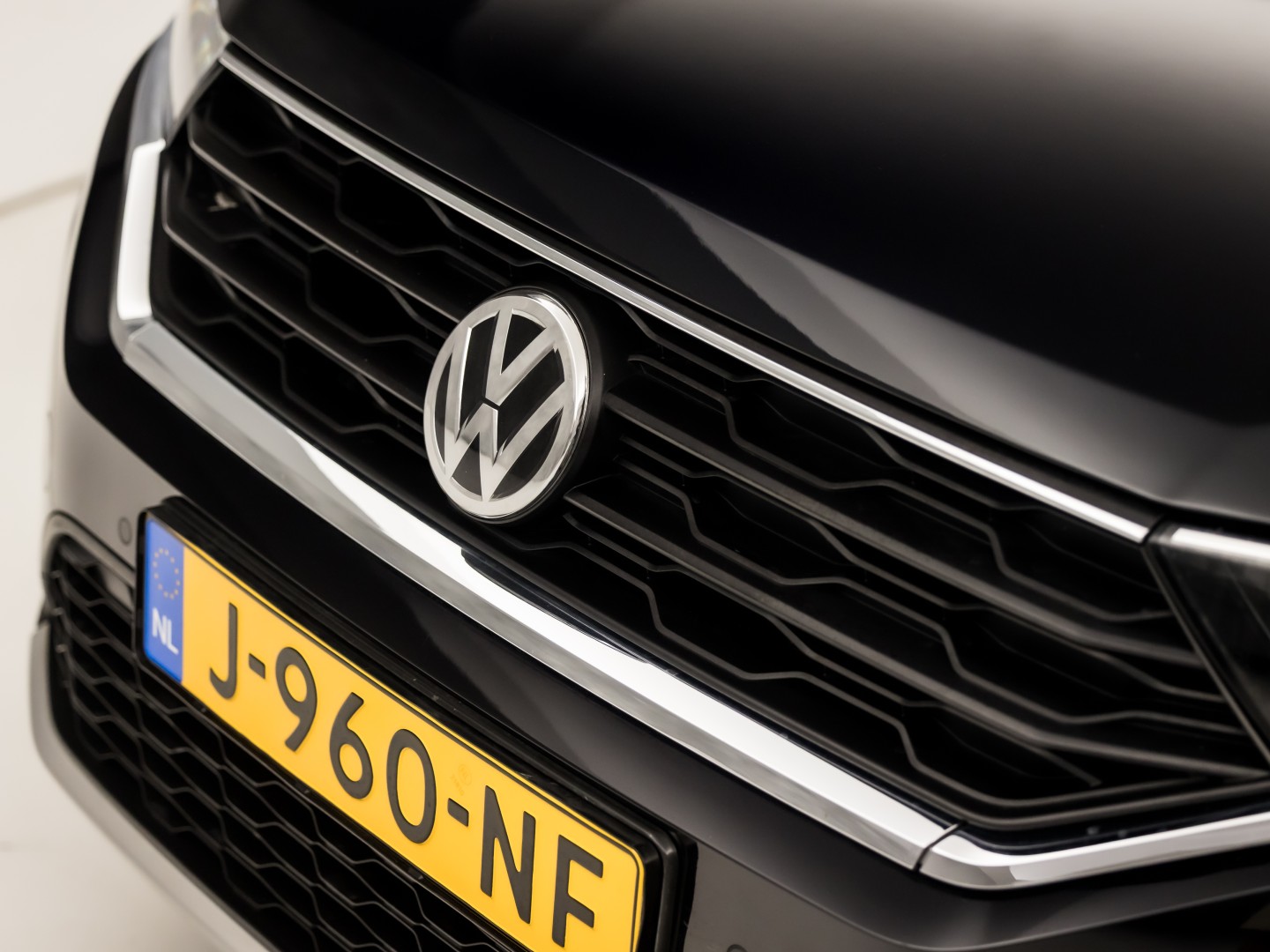Volkswagen T-Roc 2.0 TSI 4Motion Sport R 190Pk Automaat (VIRTUAL COCKPIT, APPLE CARPLAY, STUUR/STOELVERWARMING, CAMERA, SPORTSTOELEN, GETINT GLAS, ELEK ACHTERKLEP, KEYLESS, NIEUWSTAAT)