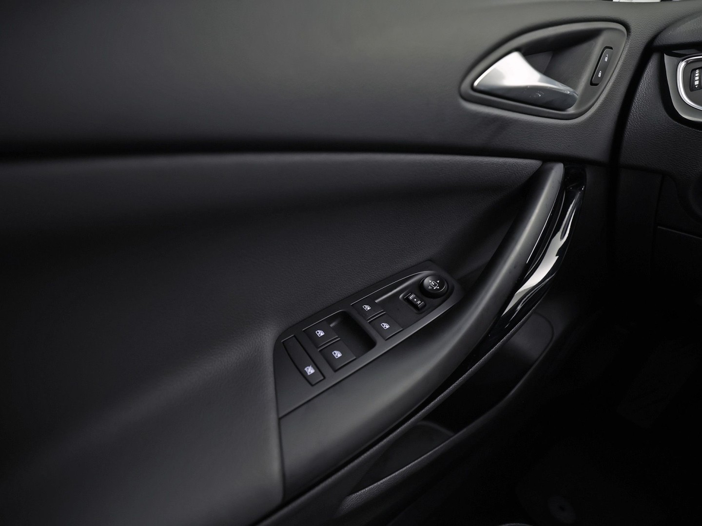 Opel Astra 1.2 Elegance (DIGITALE COCKPIT, APPLE CARPLAY, GROOT NAVI, CAMERA, CLIMATE, STUUR/STOELVERWARMING, SPORTSTOELEN, GETINT GLAS, TREKHAAK, ADAPTIVE CRUISE, NIEUWSTAAT)