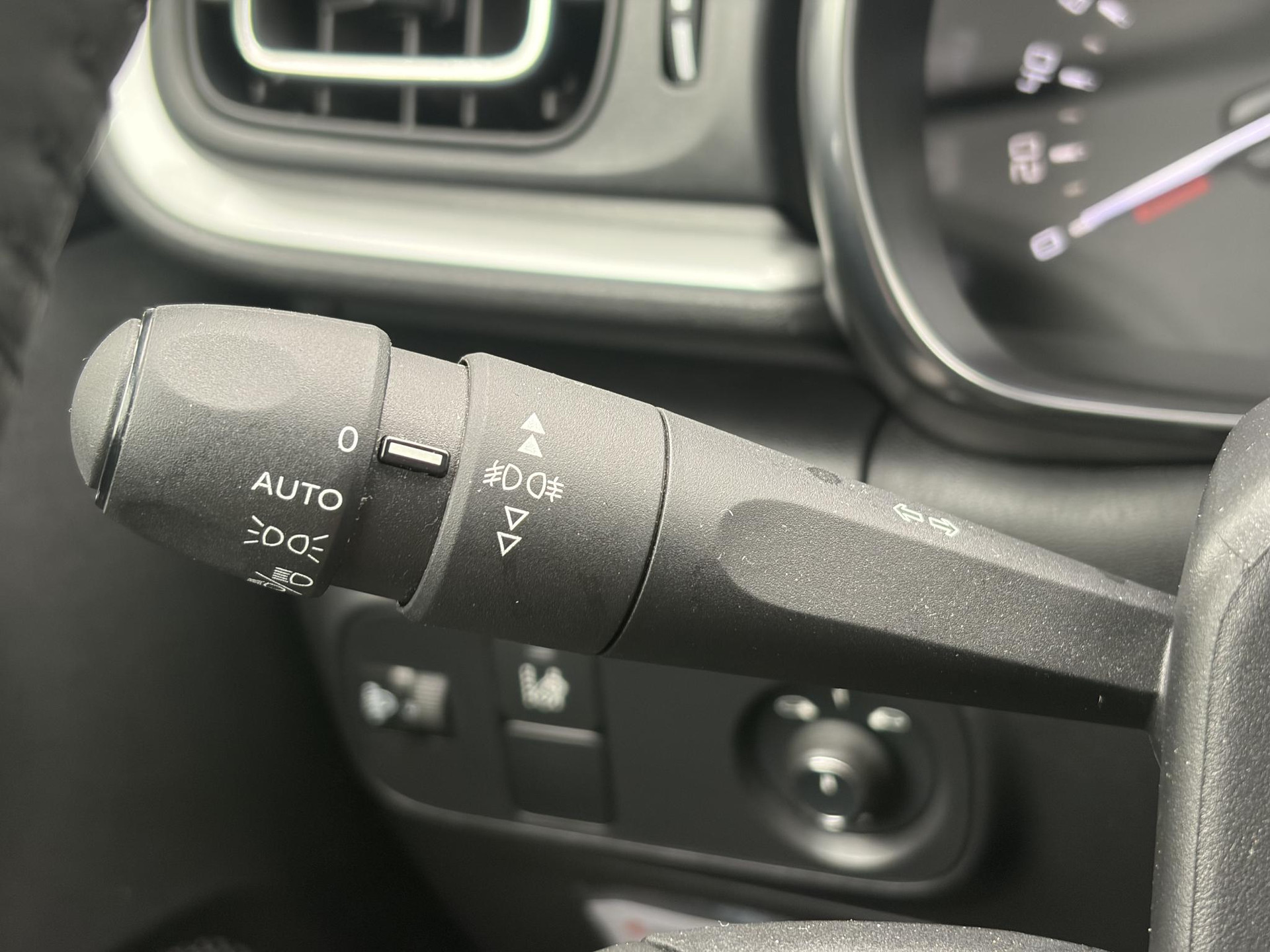 Citroen C3 1.2 PureTech S&S Shine D-riem vv in 02-2025 l 1e Eigenaar l Dealer Onderhouden l 110pk l Navi l Camera l Carplay l Clima l Cruise l Lm velgen l 6 Bak l Rijstrooksensor l Pdc l N.A.P l Apk tot 03-2027