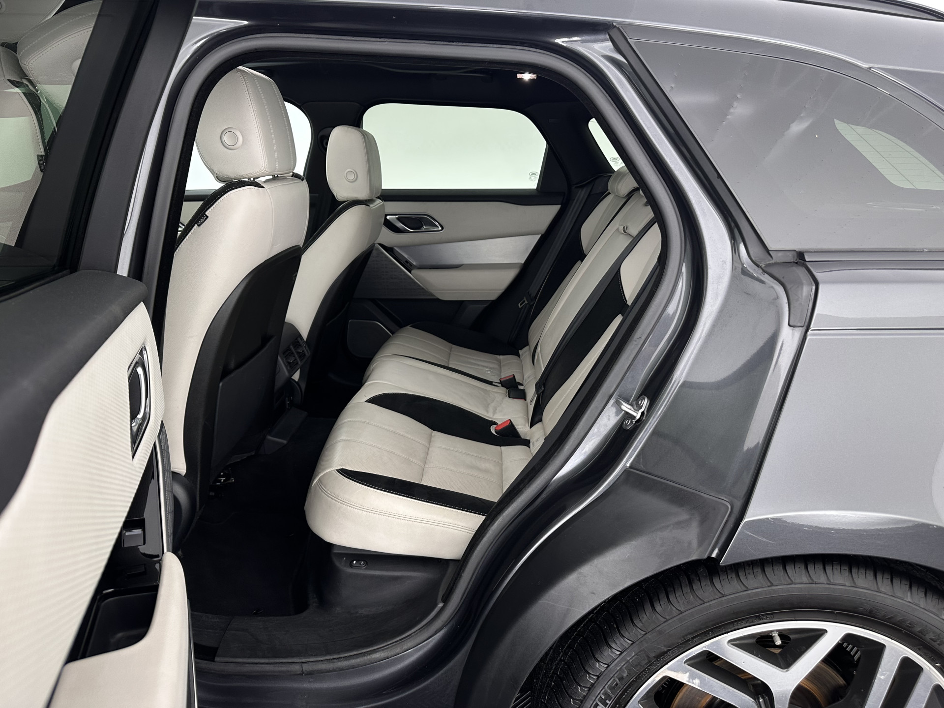 Land Rover Range Rover Velar 2.0 I4 AWD R-Dynamic HSE Aut. *PANO | LEATHER | FULL-LED | MEMORY-PACK | BLINDSPOT | MERIDIAN-SURROUND | DIGI-COCKPIT | CAMERA | KEYLESS | HEATED-COMFORTSEATS | PRIVACYGLASS | SHIFTPADDLES | HEAD-UP | 21"ALU*