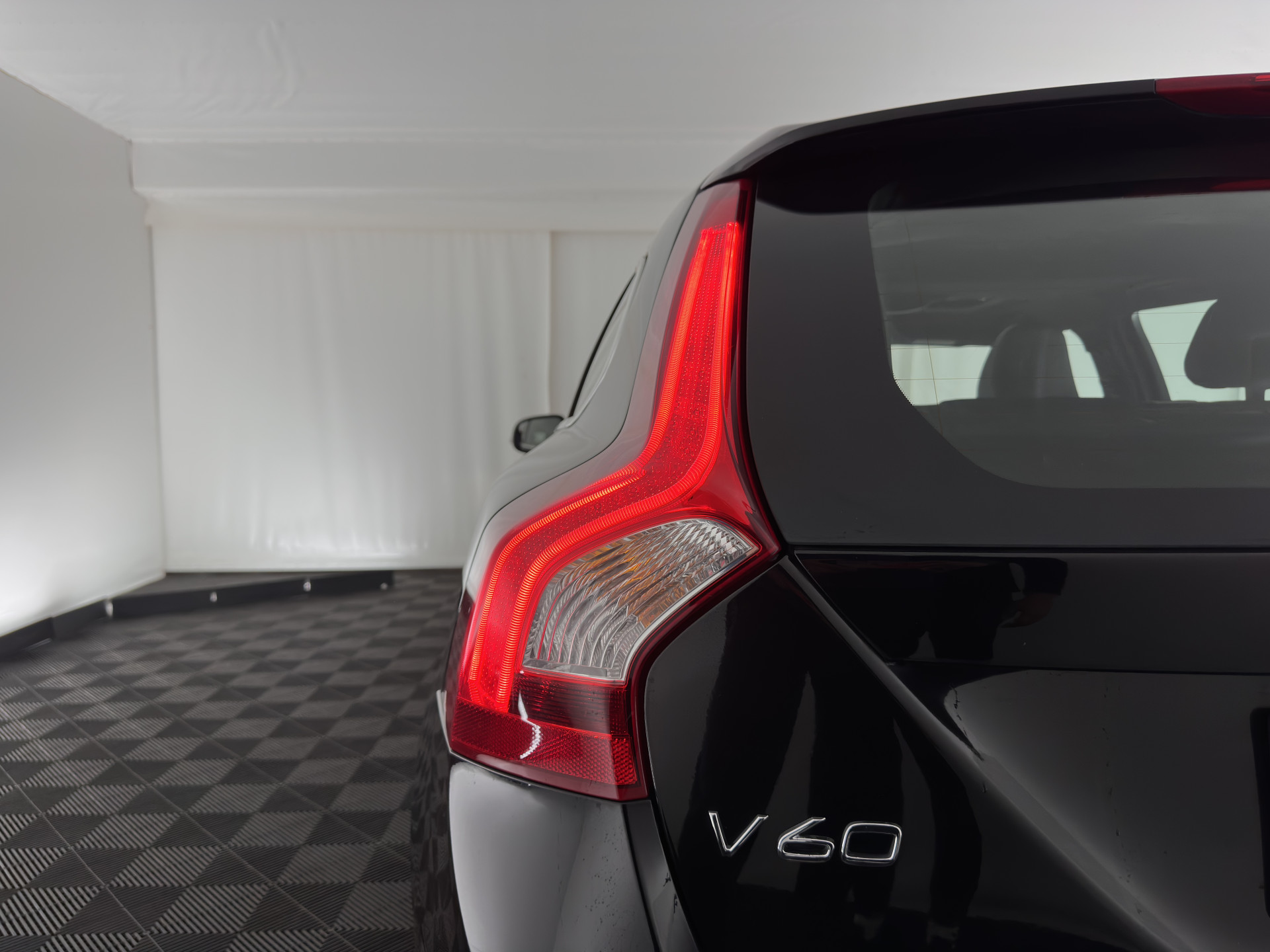 Volvo V60 2.4 D6 Twin Engine R-Design Aut. *PANO | LEATHER-ALCANTARA | BI-XENON | MEMORY-PACK | HEATED-COMFORTSEATS | NAVI-FULLMAP | CAMERA | PRIVACY-GLASS | ECC | PDC | CRUISE | 18''ALU*