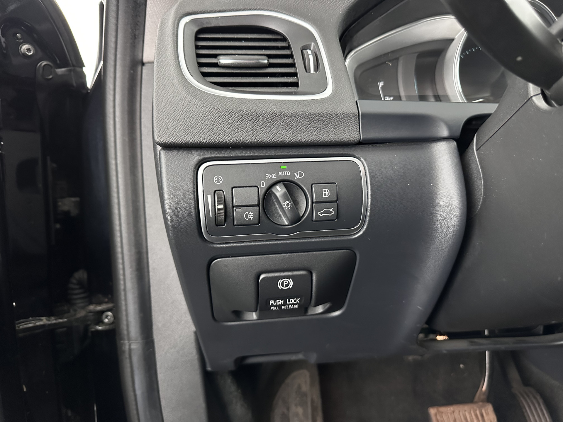 Volvo V60 2.4 D6 AWD Hybrid Summum ( Plug-In) Aut. *PANO | BI-XENON | LEATHER | PREMIUM-SOUND-AUDIO | NAVI-FULLMAP | MEMORY-PACK | ADAPTIVE-CRUISE | CAMERA | HEATED-SPORTSEATS | TOWBAR | BLINDSPOT | 18"ALU*