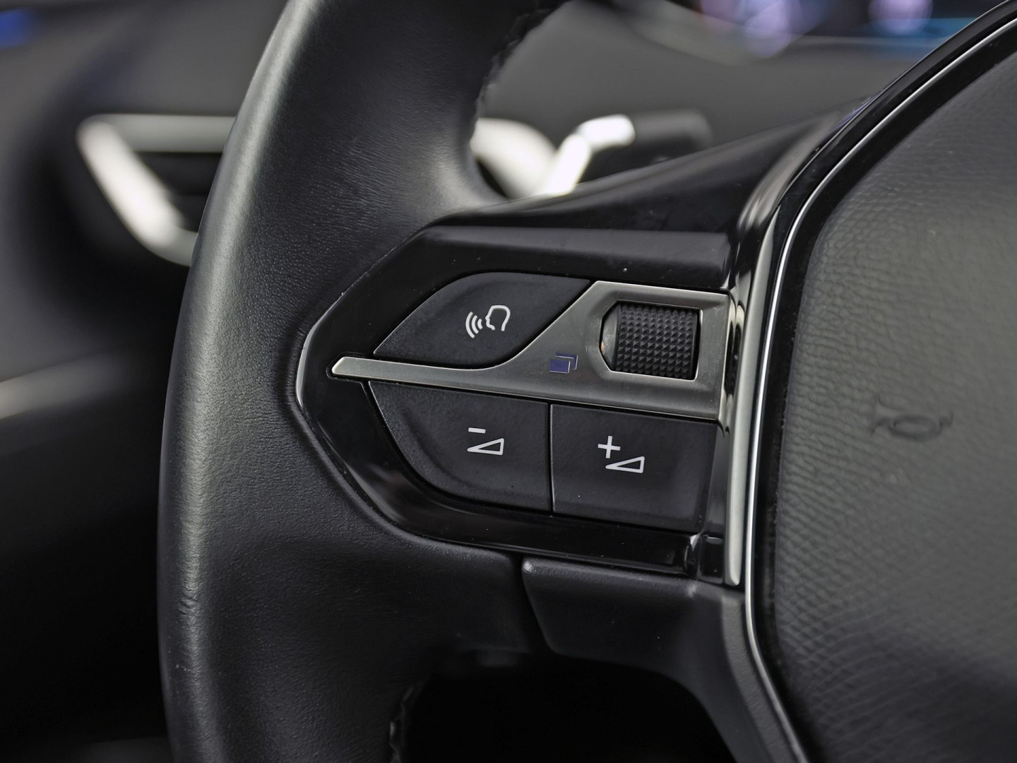 Peugeot 3008 1.6 HYbrid 225 Allure Blacksport 225Pk Automaat (APPLE CARPLAY, SOH 94,7%, BLACK PACK, GROOT NAVI, 360 CAMERA, SPORTSTOELEN, KEYLESS, LANE ASSIST, NIEUWE APK, NIEUWSTAAT)
