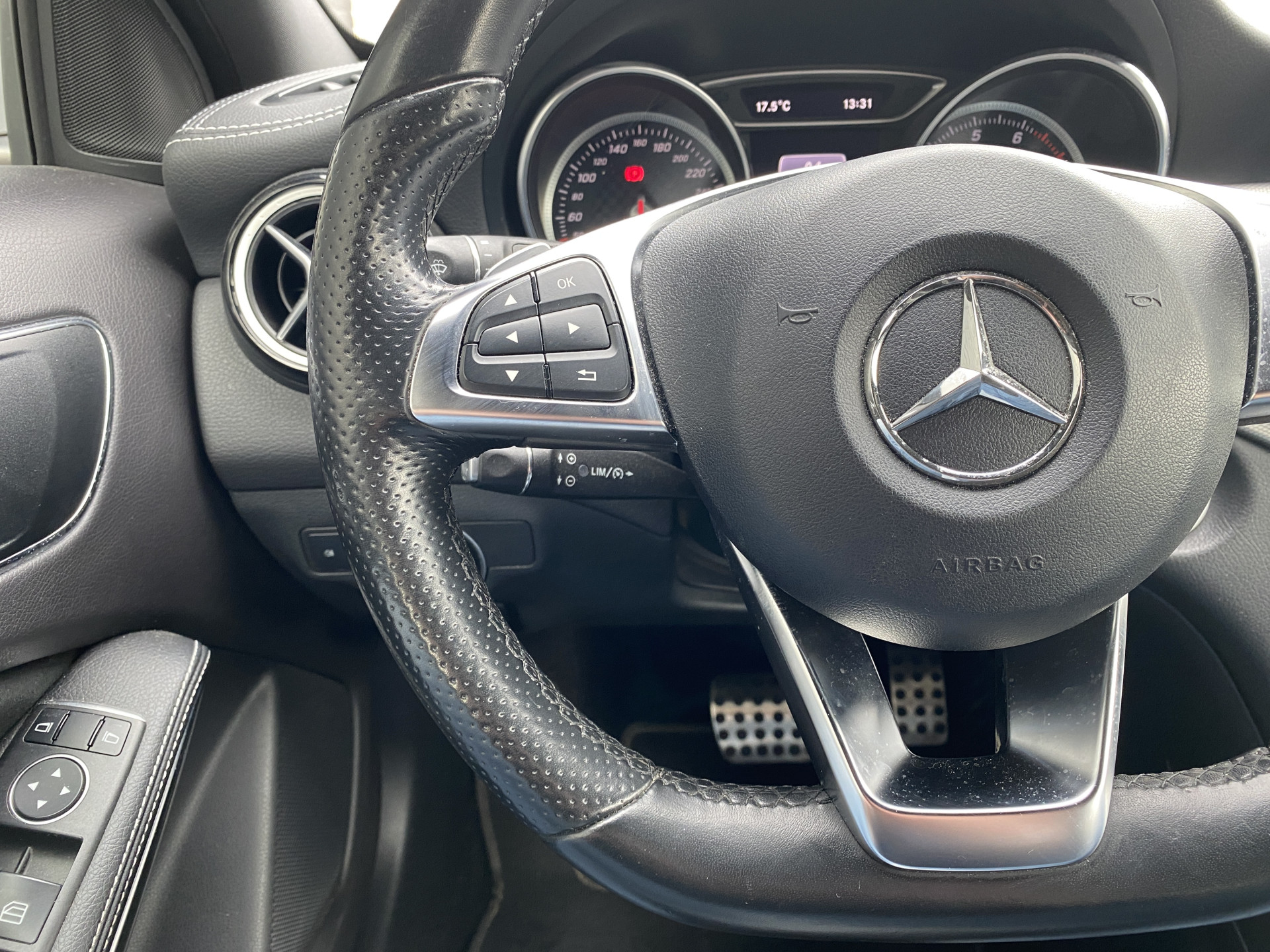 Mercedes-Benz A-klasse 180 Business Solution AMG Edition AUT. | leder/alcantara | 18 inch AMG velgen | navigatie | sportstoelen | sfeerverl.