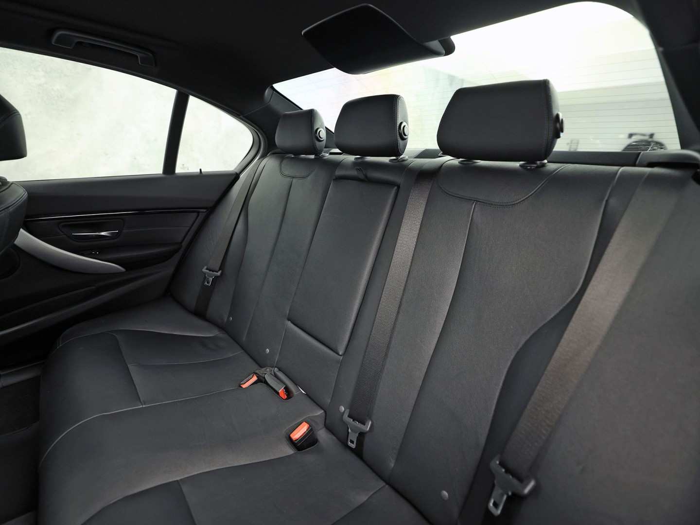 BMW 3 Serie 318i M Sport High Executive Automaat (VIRTUAL COCKPIT, M PAKKET, GROOT NAVI, STOELVERWARMING, SPORT AUTOMAAT, SPORTSTOELEN, TREKHAAK, GETINT GLAS, PARKEERSENSOREN, NIEUWSTAAT)