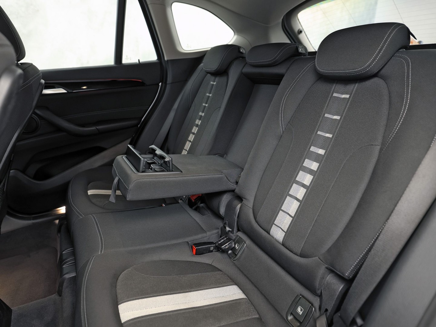 BMW X1 sDrive20i Executive 192Pk Automaat (NAVIGATIE, CLIMATE, TREKHAAK, SPORTSTOELEN, GETINT GLAS, PARKEERSENSOREN, NIEUWSTAAT)