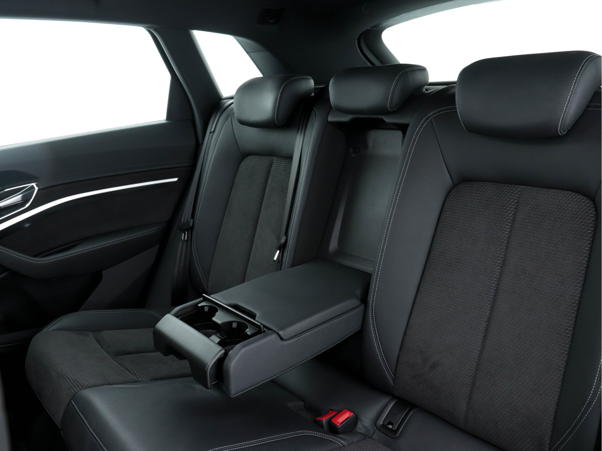 Audi e-tron 55 Quattro S-line 95 kWh [ 3-Fase ] (INCL-BTW) *PANO | FULL-LED | NAVI-FULLMAP | KEYLESS | LEATHER-ALCANTARA | AIR-SUSPENSION | CRUISE | DIGI-COCKPIT | MEMORY-PACK | SHIFT-PADDLES | HEATED-SPORTSEATS | 20"ALU*