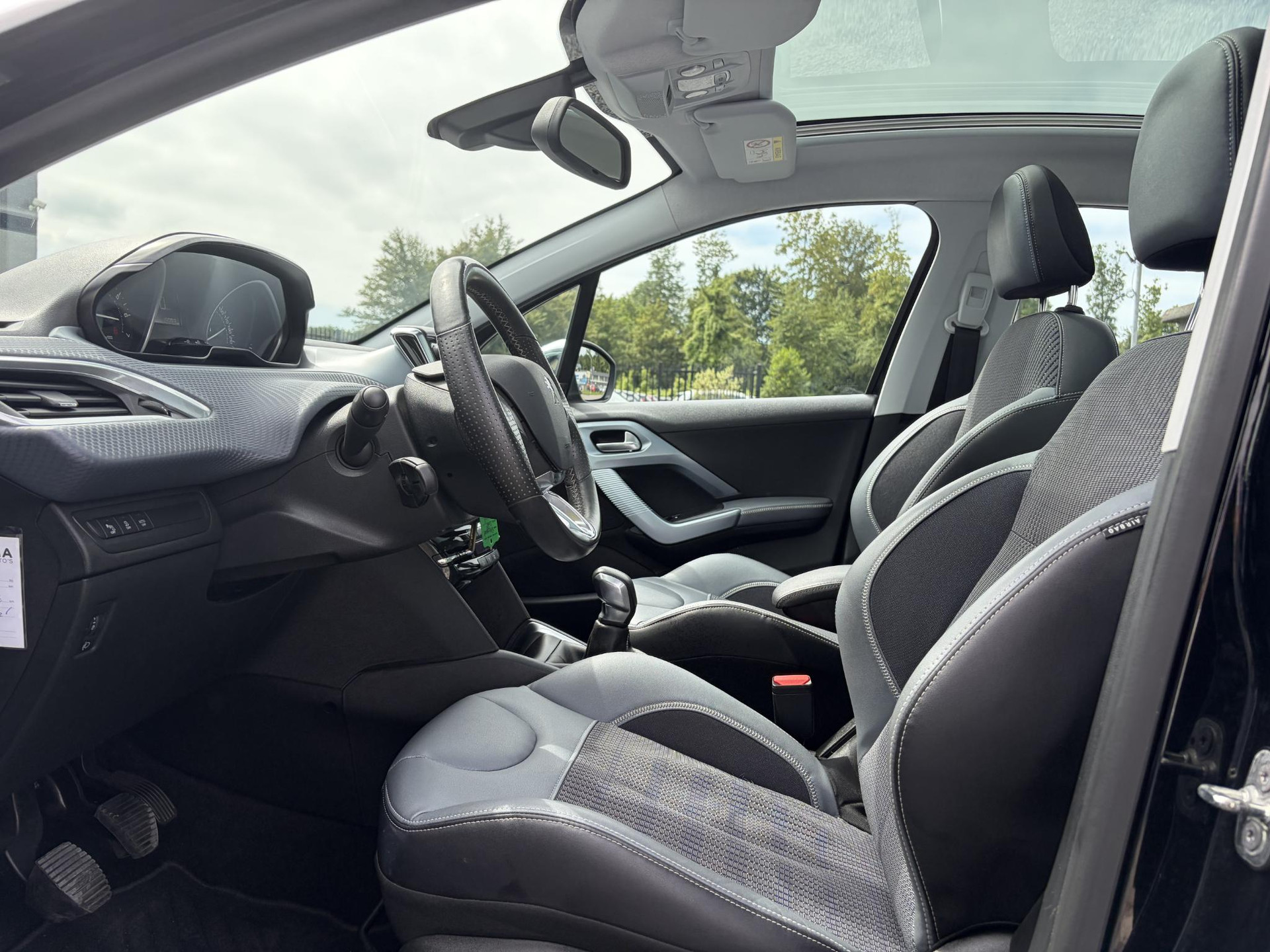 Peugeot 208 1.2 PureTech Allure D-riem vv in 2022,2e Eigenaar,110pk,Dealer Onderhouden,Pano,Carplay,Camera,Clima,Cruise,5 Deurs,Halfleder,Pdc,N.A.P,Lm velgen,Apk tot 05-2027