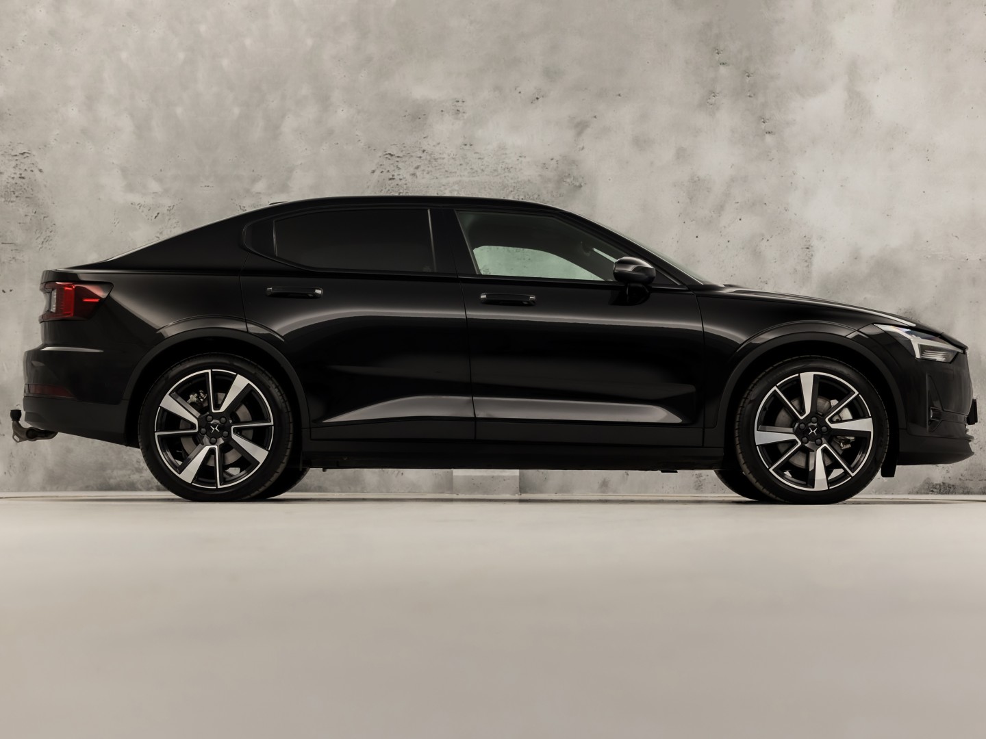 Polestar 2 Long Range Dual Motor Launch Edition 78kWh 408Pk Automaat (PANORAMADAK, HARMAN/KARDON, APPLE CARPLAY, 360 CAMERA, STOELVENTILATIE, MEMORY SEATS, GETINT GLAS, TREKHAAK, ELEK ACHTERKLEP, NIEUWSTAAT)
