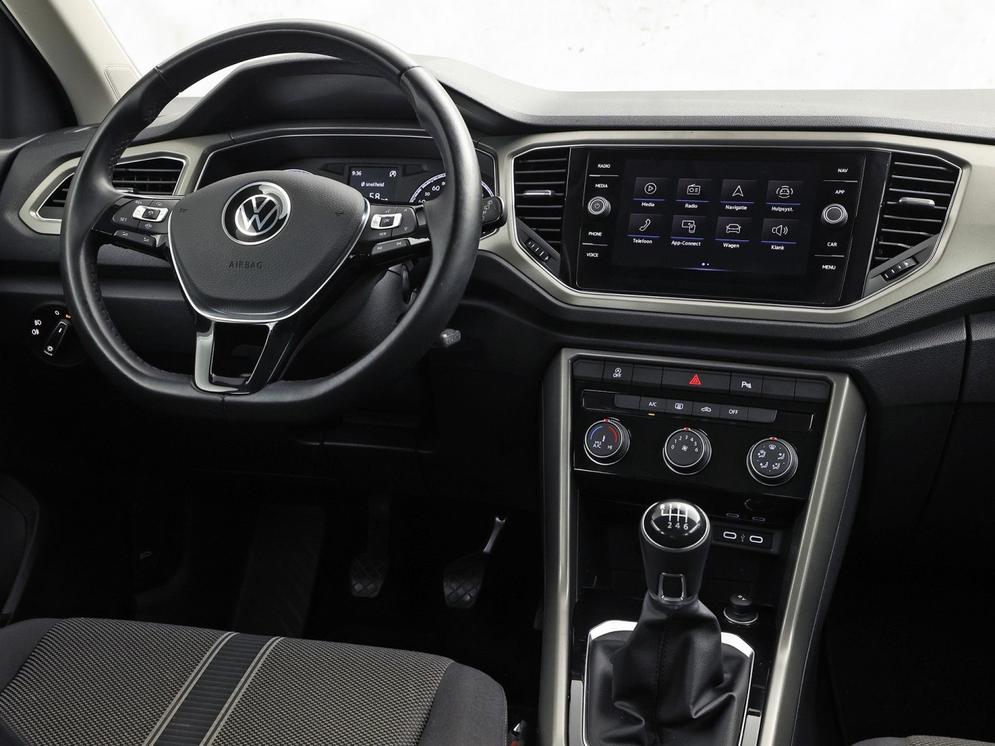 Volkswagen T-Roc 1.0 TSI Sport (APPLE CARPLAY, 1e EIGENAAR, GROOT NAVI, LM VELGEN, SPORTSTOELEN, PARKEERSENSOREN, ADAPTIVE CRUISE, NIEUWSTAAT)