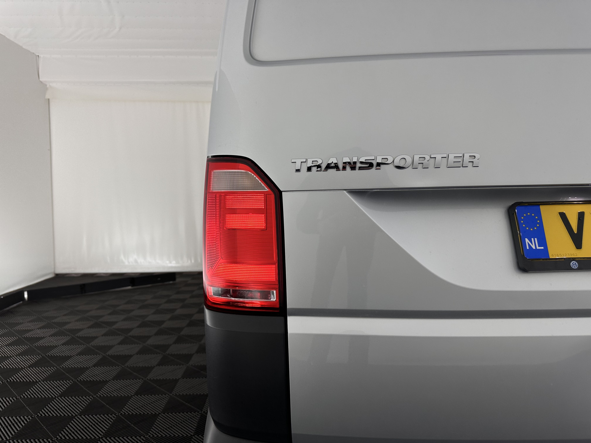 Volkswagen Transporter 2.0 TDI L1H2 Comfortline *NAVI-FULLMAP | AIRCO | CRUISE | CAMERA | INVENTER | DAB | PARKINGHEATER | COMFORTSEATS | PDC | TOWBAR*