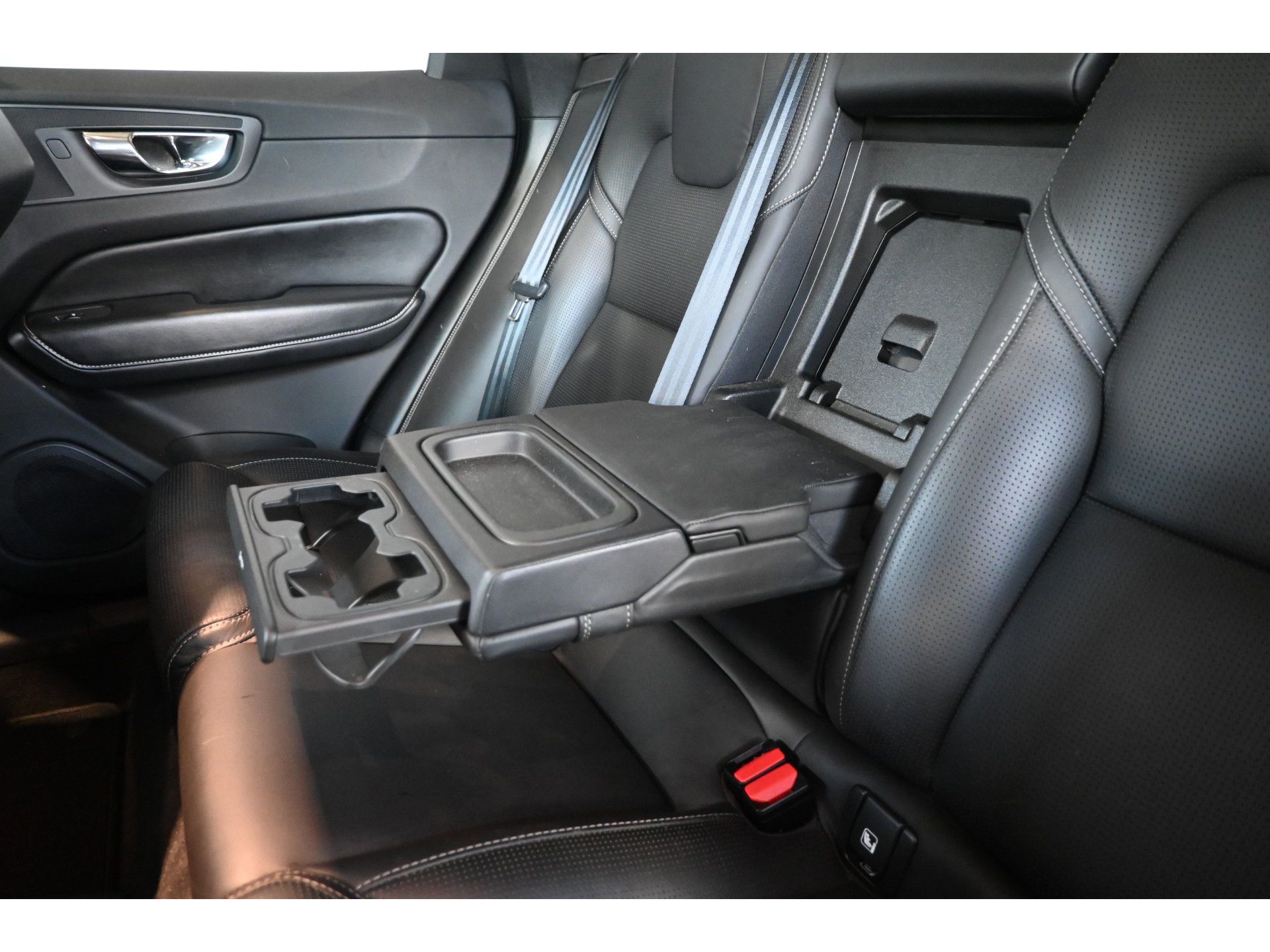 Volvo XC60 2.0 T8 Twin Engine AWD Inscription Harman/Kardon Navigatie Panoramadak Carplay Goed Onderhouden! Inruil Mogelijk!