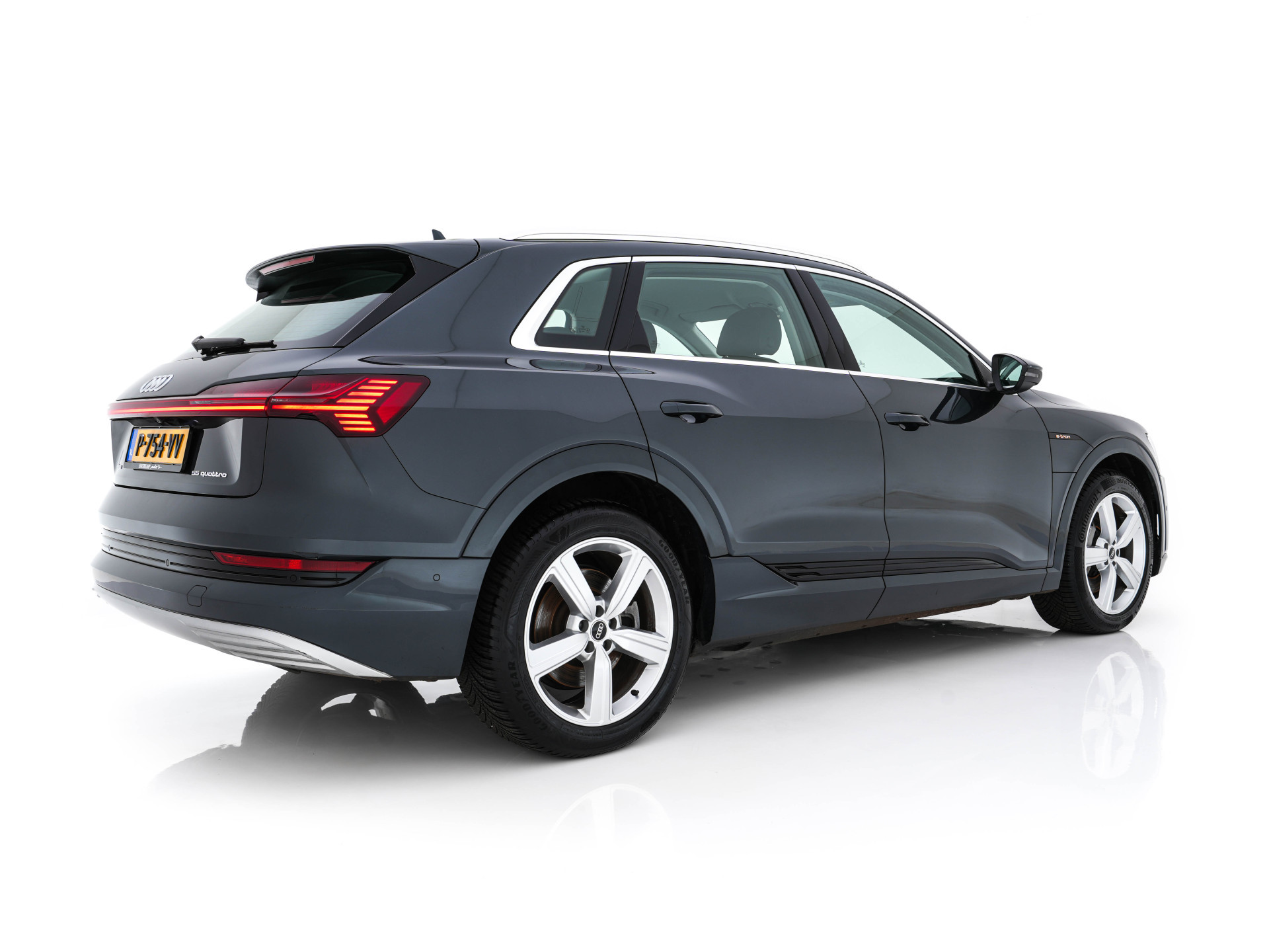 Audi e-tron 55 quattro Advanced edition Plus 95 kWh (3-Fase-11 kW) {SOH-93%} (INCL-BTW) Aut.*HEATPUMP | LEATHER | ADAPTIVE-CRUISE | FULL-LED | DIGI-COCKPIT | KEYLESS | MEMORY-PACK | CAMERA | NAVI-FULLMAP | SHIFTPADDLES | DAB+ | HEATED-COMFORTSEATS | DRIVE