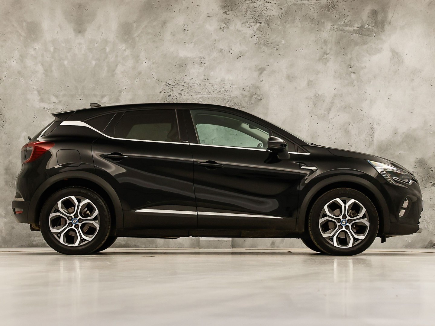 Renault Captur 1.6 E-Tech Plug-in Hybrid 160 Sport 160Pk Automaat (VIRTUAL COCKPIT, APPLE CARPLAY, GROOT NAVI, CAMERA, SPORTSTOELEN, LEDER, GETINT GLAS, LANE ASSIST, NIEUWSTAAT)