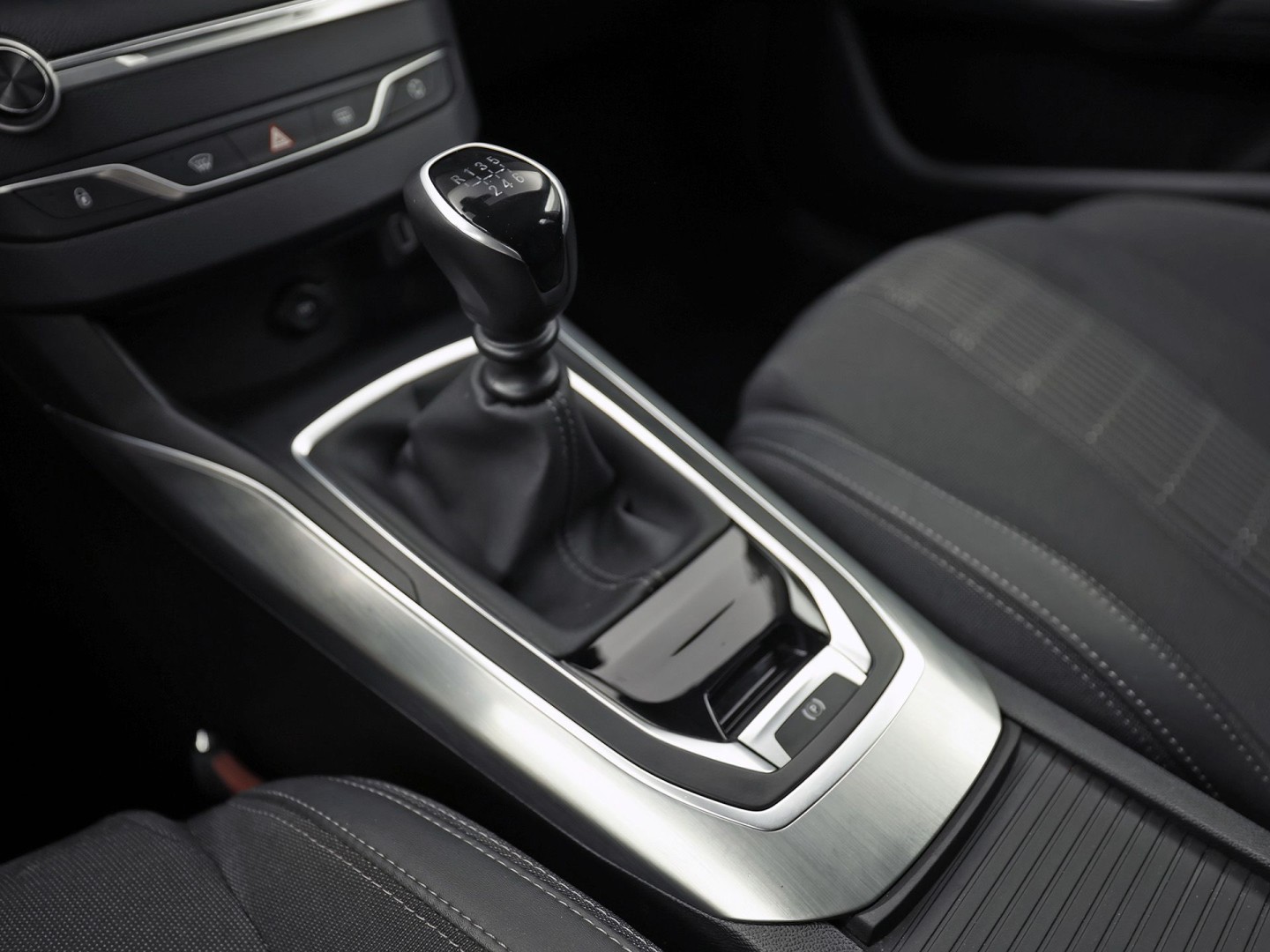 Peugeot 308 SW 1.2 PureTech Premium Sport (VIRTUAL COCKPIT, APPLE CARPLAY, GROOT NAVI, 360 CAMERA, SPORTSTOELEN, LEDER, TREKHAAK, GETINT GLAS, NIEUWSTAAT)