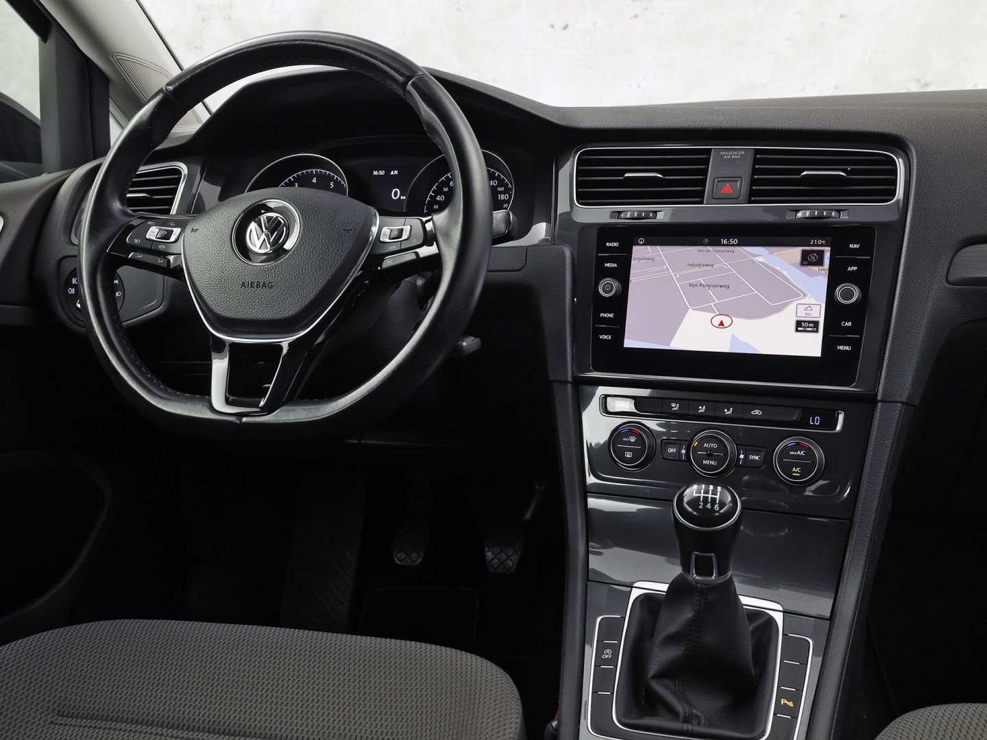 Volkswagen Golf 1.0 TSI Sportline (APPLE CARPLAY, NAP, GROOT NAVI, CLIMATE, PARKEERSENSOREN, SPORTSTOELEN, LM VELGEN, ADAPTIVE CRUISE, NIEUWSTAAT)