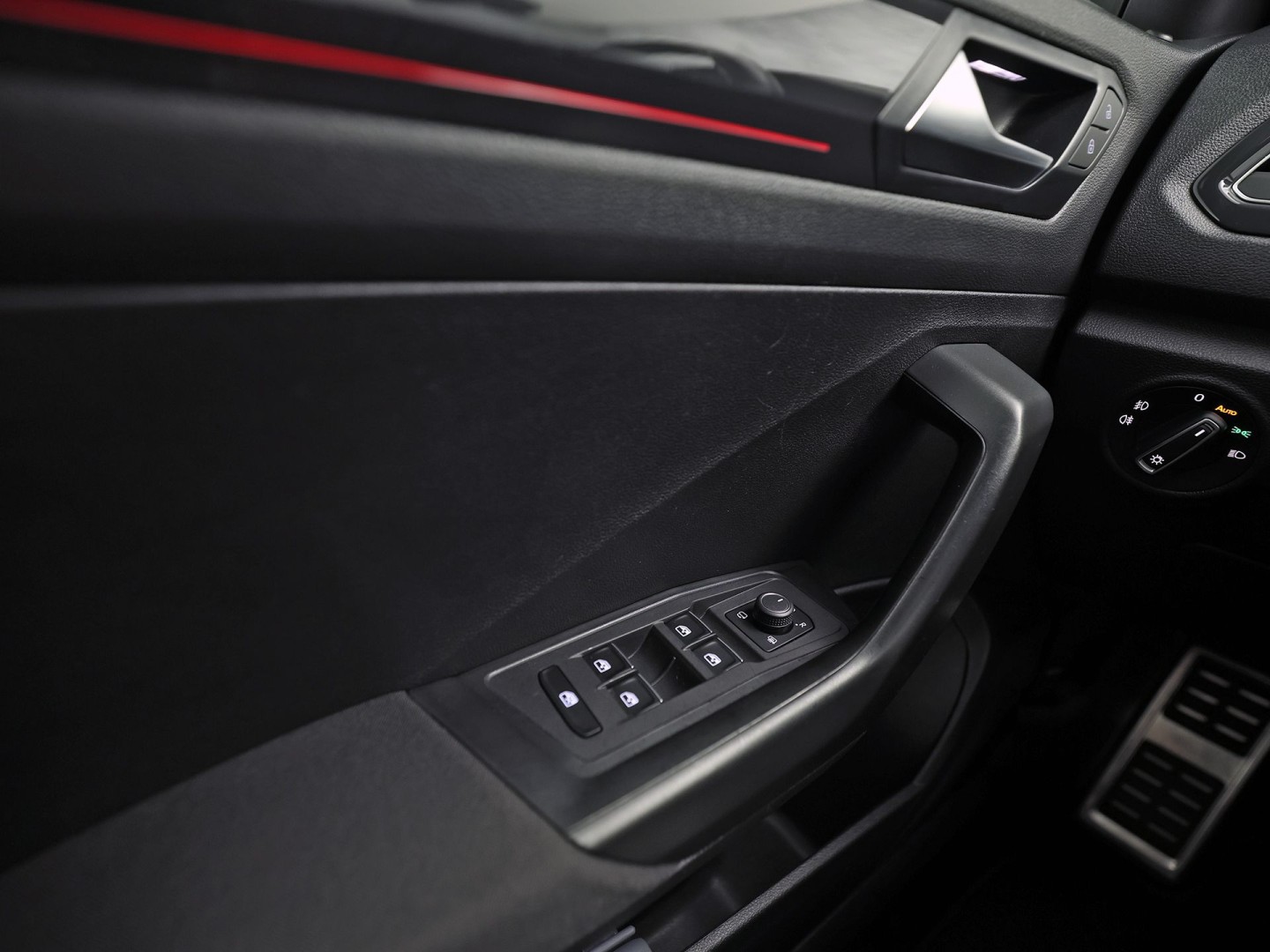 Volkswagen T-Roc 1.5 TSI Sport (NAP, APPLE CARPLAY, VIRTUAL DASHBOARD, PANORAMADAK, SPORTSTOELEN, CLIMATE,  NIEUWE APK, NIEUWSTAAT)