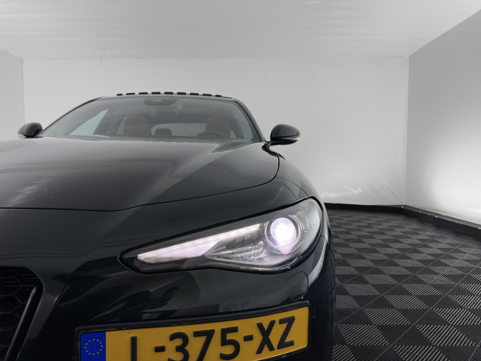 Alfa Romeo Giulia 2.0T Sprint (INCL-BTW) Aut. *PANO | LEATHER-FABRIC | XENON | ADAPTIVE-CRUISE | BLIND-SPOT | SPORTSEATS | CAMERA | NAVI-FULLMAP | DAB+ | SHIFT-PADDLES | PRIVACY-GLASS | LANE-ASSIST | BLINDSPOT | KEYLESS |