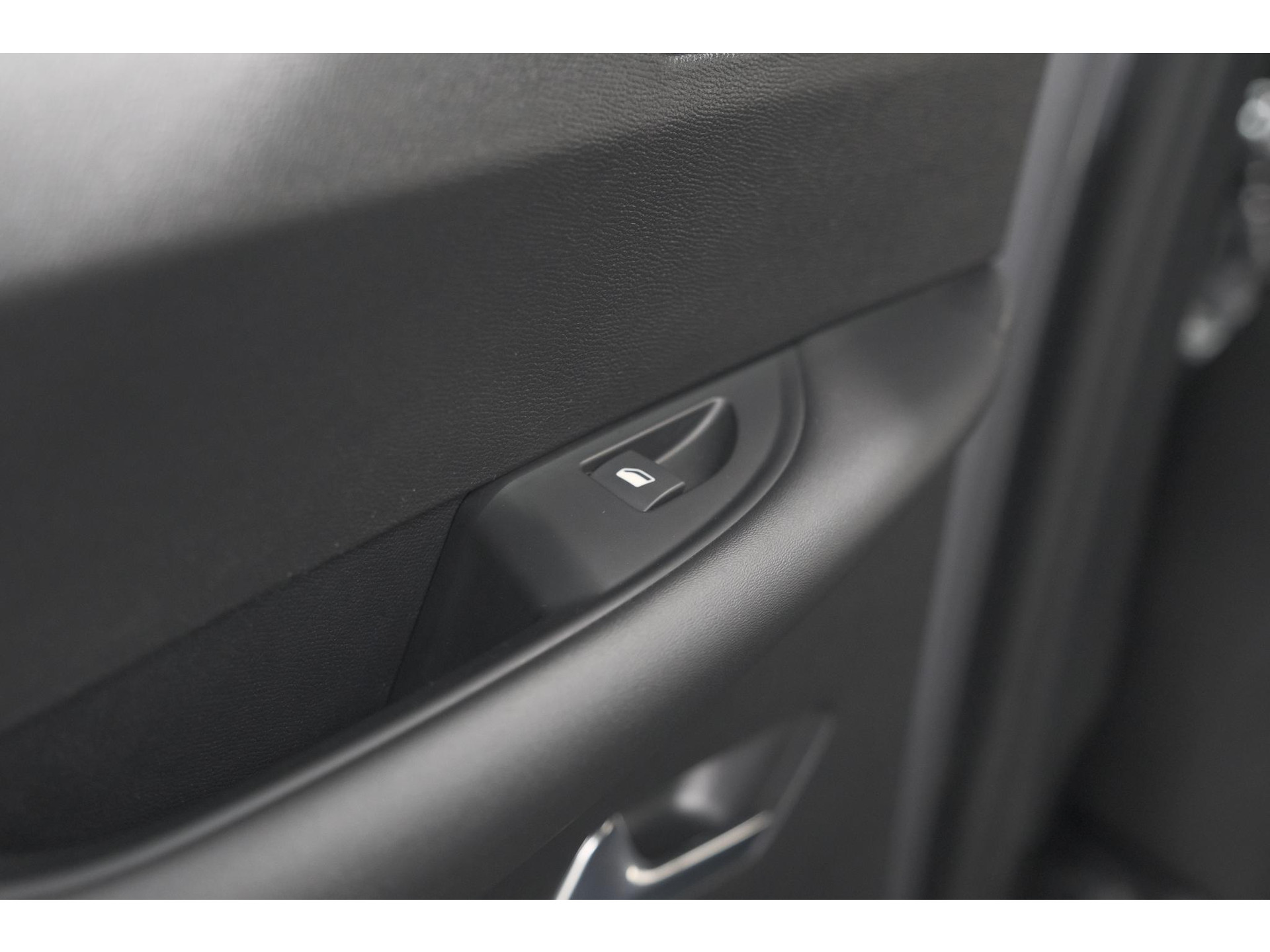 DS 3 Crossback PureTech 100 Montmartre | Parkeersensoren | Apple Carplay | Allseason Banden | Navigatie | Climate Control