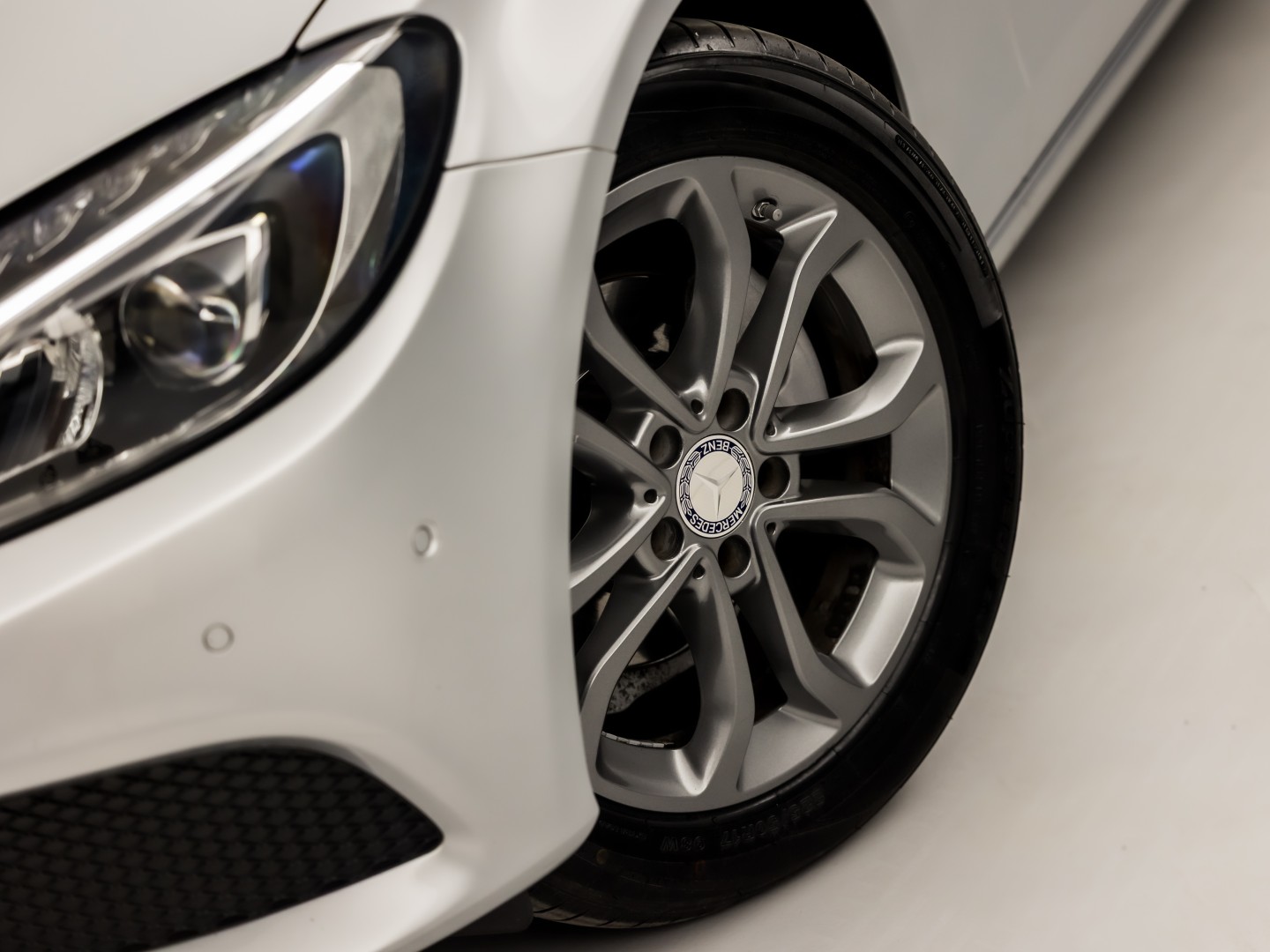 Mercedes-Benz C-Klasse 180 Sport 156Pk Automaat (NAVIGATIE, LEDER, SFEERVERLICHTING, GETINT GLAS, STOELVERWARMING, SPORTSTOELEN, CRUISE, NIEUWE APK, NIEUWSTAAT)