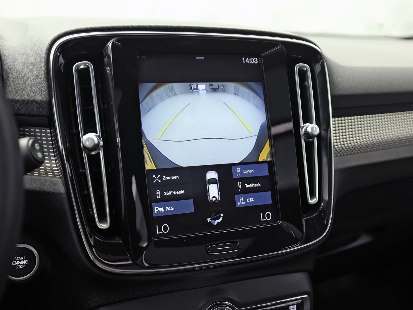 Volvo XC40 1.5 T5 Twin Engine R-Design 252Pk Automaat (PANORAMADAK, GROOT NAVI, CAMERA, HARMAN/KARDON, SPORTSTOELEN, LEDER/ALCANTARA, ELEK ACHTERKLEP, NIEUWE APK,  NIEUWSTAAT)