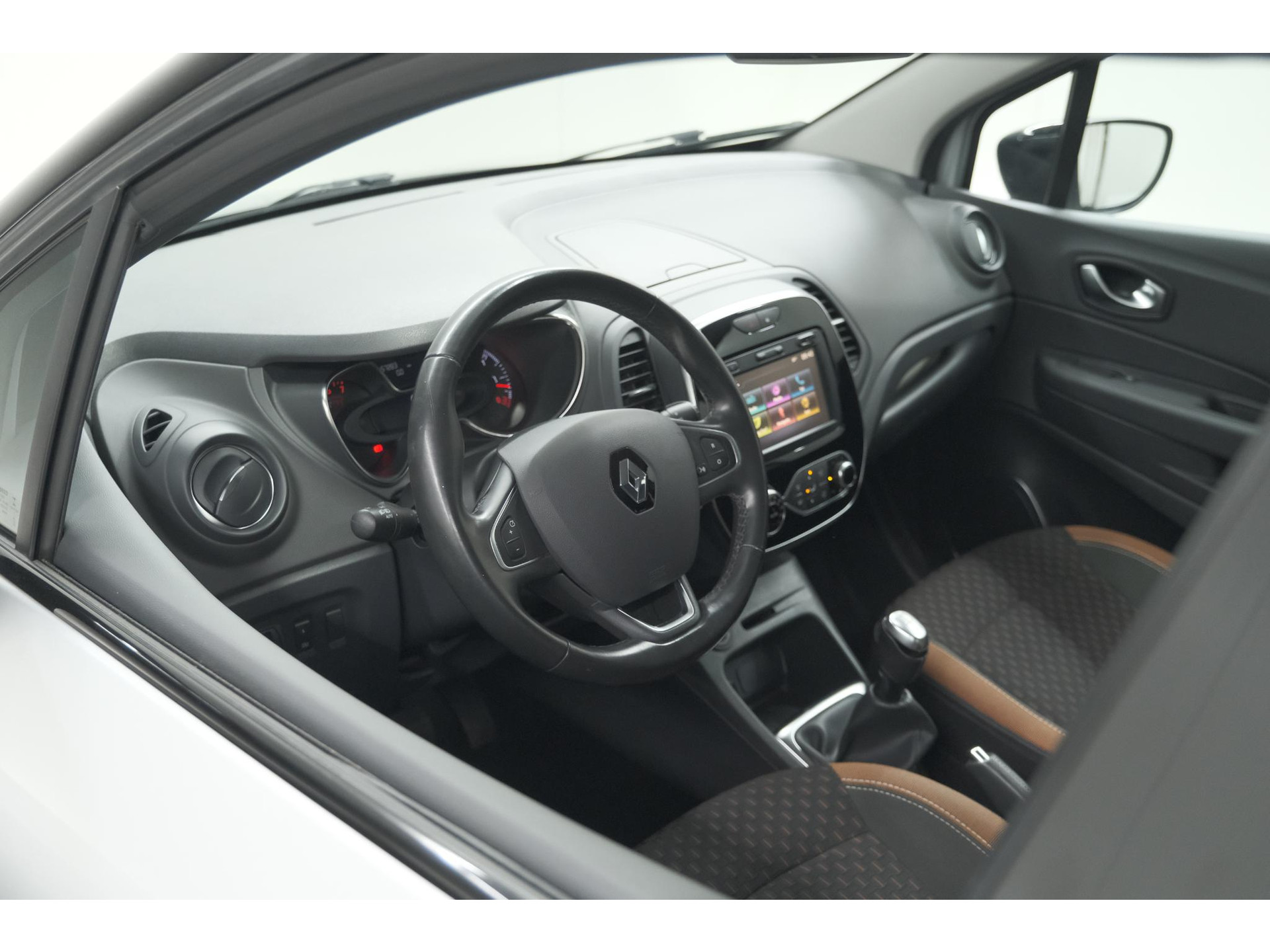 Renault Captur TCe 90 Intens | Trekhaak | AllSeason banden | Navigatie | Parkeersensoren