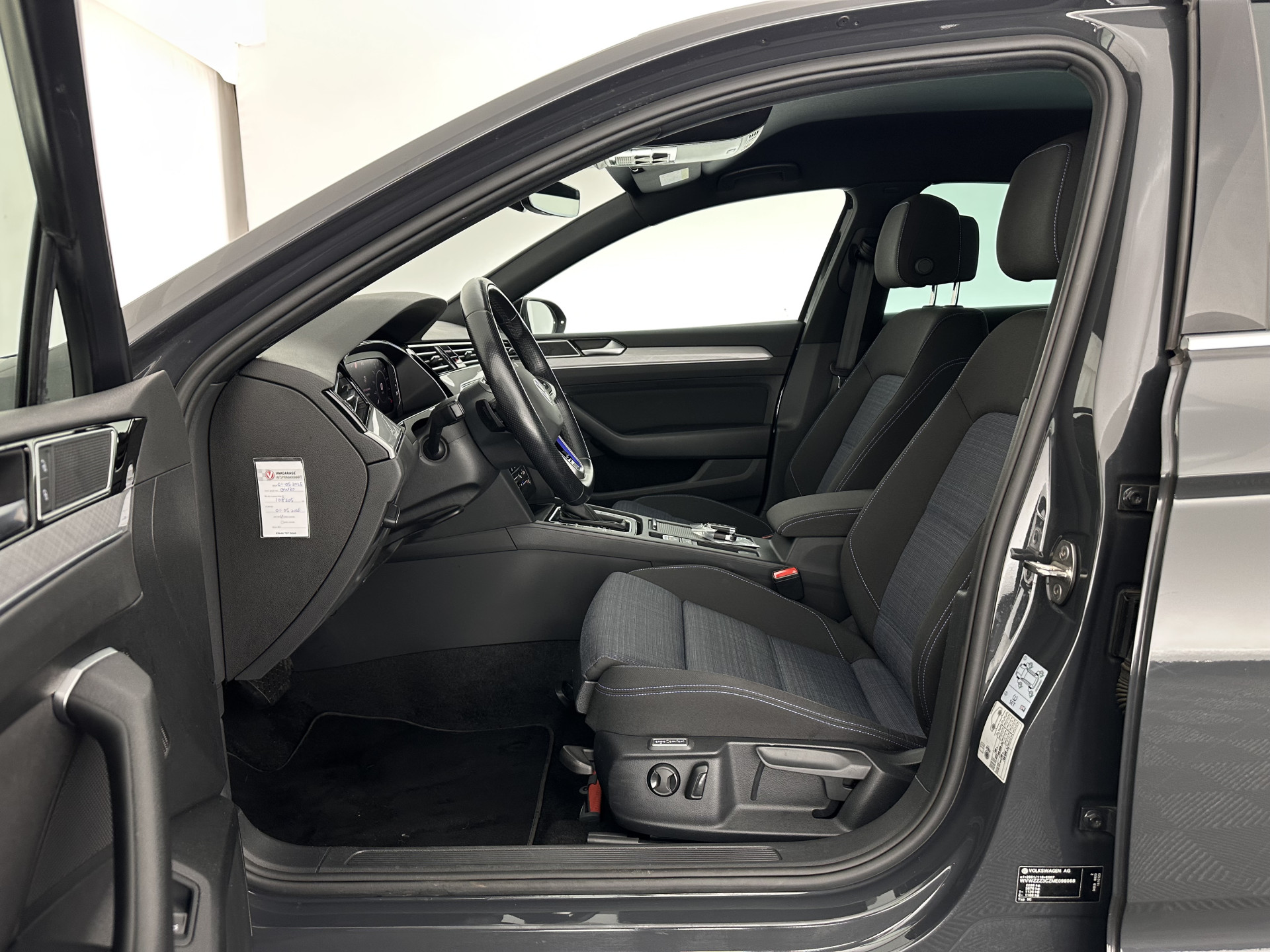 Volkswagen Passat 1.4 TSI PHEV GTE Business (INCL-BTW) Aut. *FULL-LED | DIGI-COCKPIT | ADAPTIVE-CRUISE | NAVI-FULLMAP | KEYLESS | DAB+ | COMFORT-SEATS | SHIFTPADDLES | PRIVACY-GLASS | PDC | CAMERA | CARPLAY | 17''ALU*