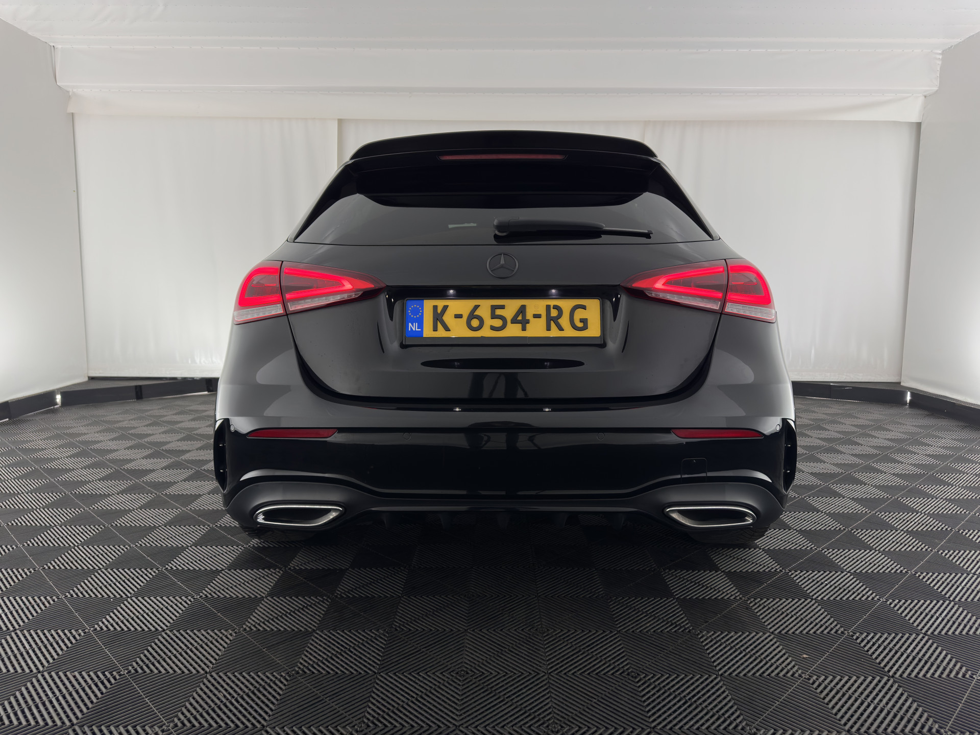 Mercedes-Benz A-klasse 160 AMG-Sportpack Business-Solution (INCL-BTW) *WIDESCREEN-DIGI-COCKPIT | FULL-LED | LEATHER-MICROFIBRE | CAMERA | DYNAMIC-SELECT | CRUISE | HEATED-SPORTSEATS | PRIVACY-GLASS | DAB | AMBIENT-LIGHT | 18"ALU*