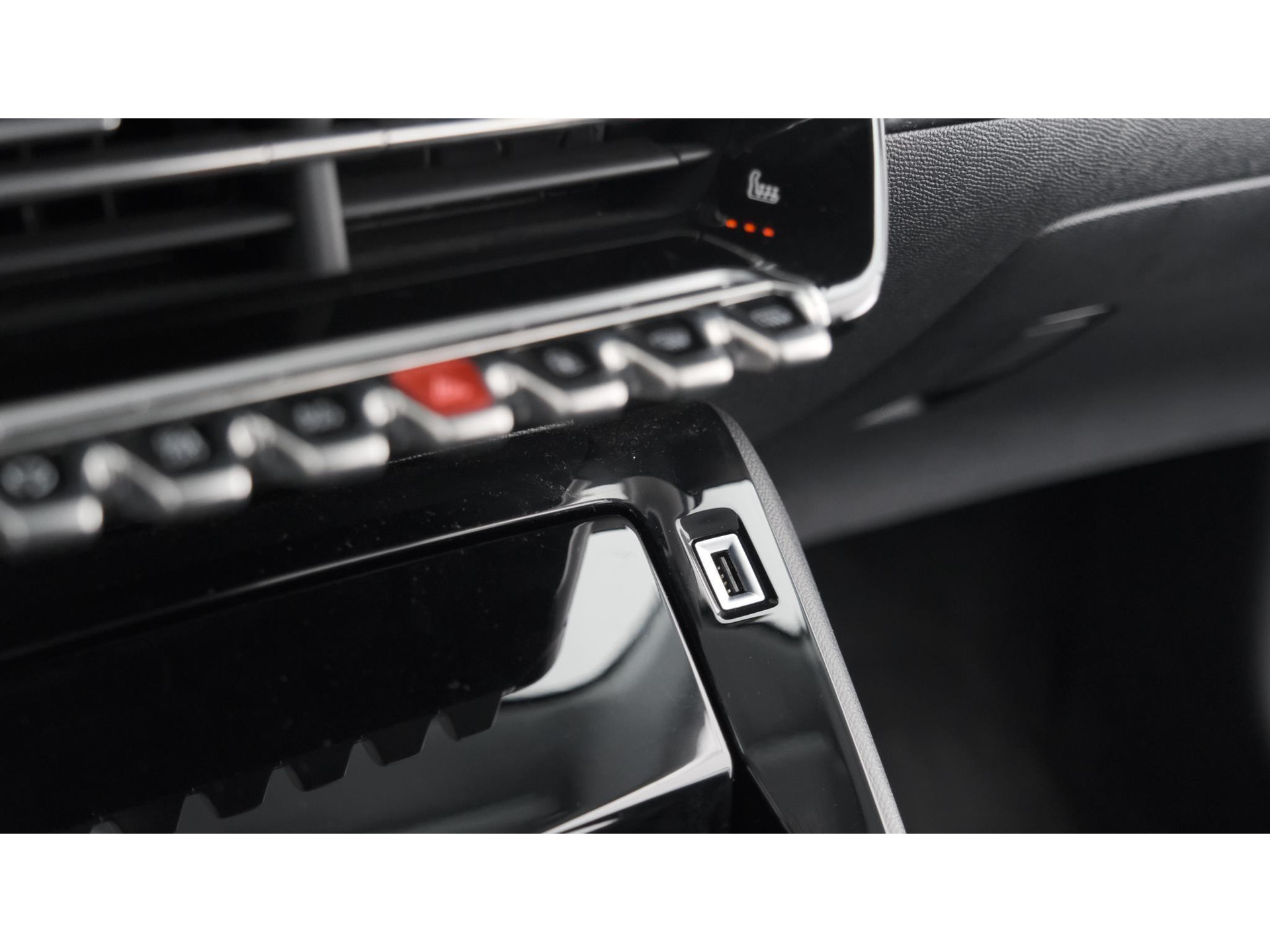 Peugeot 208 PureTech 100 EAT8 Allure | Parkeersensoren | Stoelverwarming | Apple Carplay | Climate Control