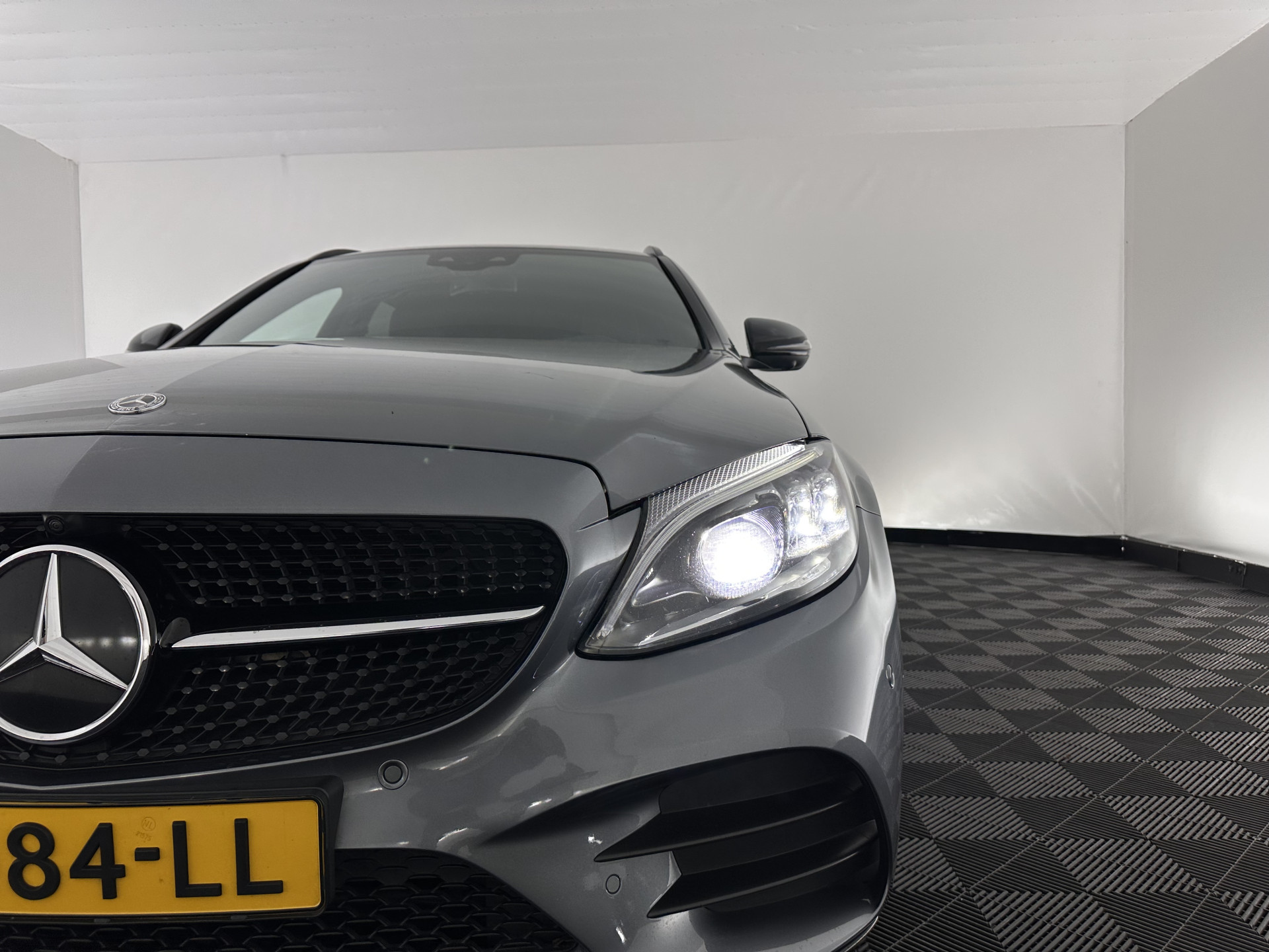 Mercedes-Benz C-klasse Estate 300 e AMG Limited Business Solution ( Plug-in ) (INCL-BTW) Aut. *LEATHER-ALCANTARA | FULL-LED | NAVI-FULLMAP | TOPVIEW | BLINDSPOT | PREMIUM-AUDIO | DAB | CARPLAY | AMBIENTLIGHT | DIGI-COCKPIT | SPORTSEATS | TOWBAR | 18"ALU*