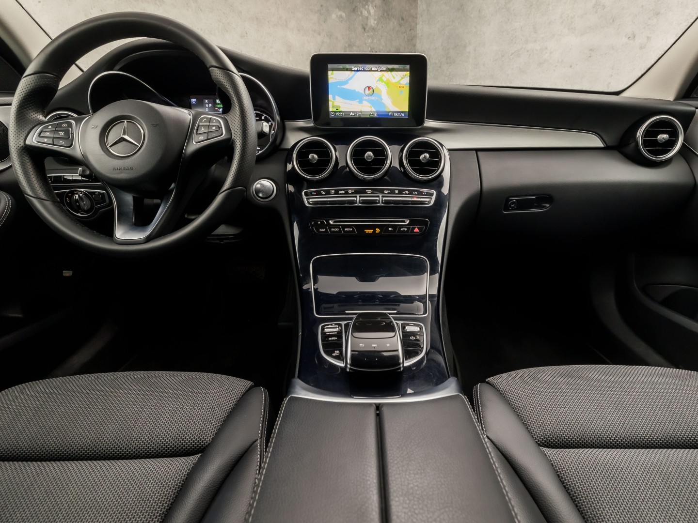 Mercedes-Benz C-Klasse 350 e AMG Sport 279Pk Automaat (NAVIGATIE, LUCHTVERING, ORG. NL, GETINT GLAS, ELEK SPORTSTOELEN, LEDER, CRUISE, KEYLESS START, TREKHAAK, NIEUWSTAAT)
