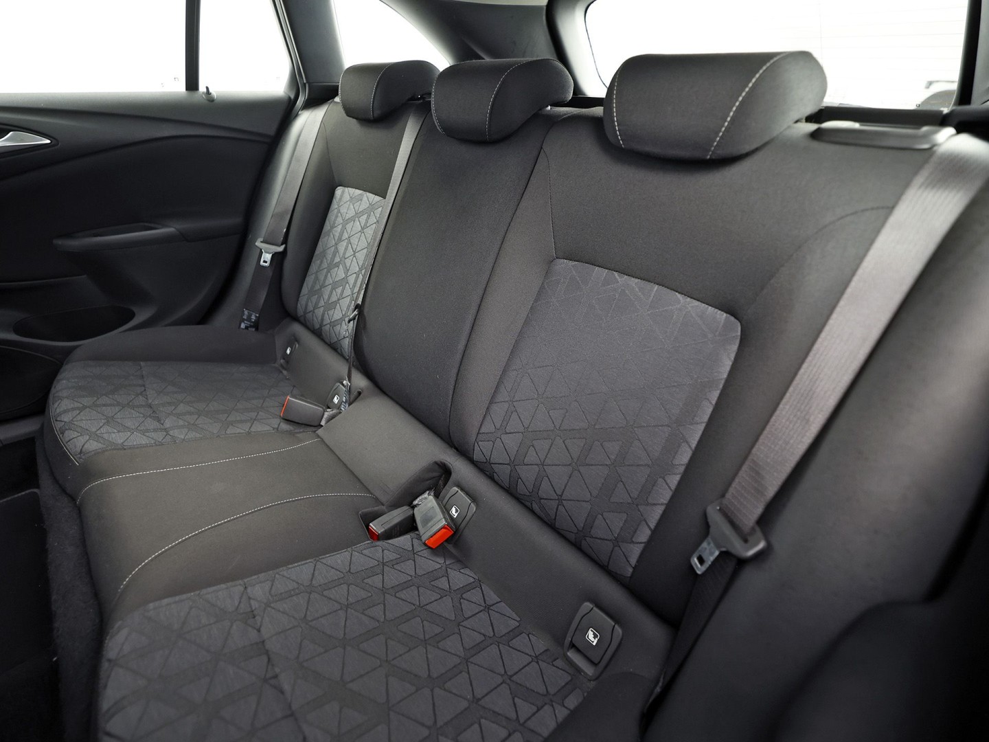 Opel Astra Sports Tourer 1.0 Turbo 120 Jaar Edition (APPLE CARPLAY, NAVIGATIE, LM VELGEN, PARKEERSENSOREN, SPORTSTOELEN, CRUISE, NIEUWE APK, NIEUWSTAAT)