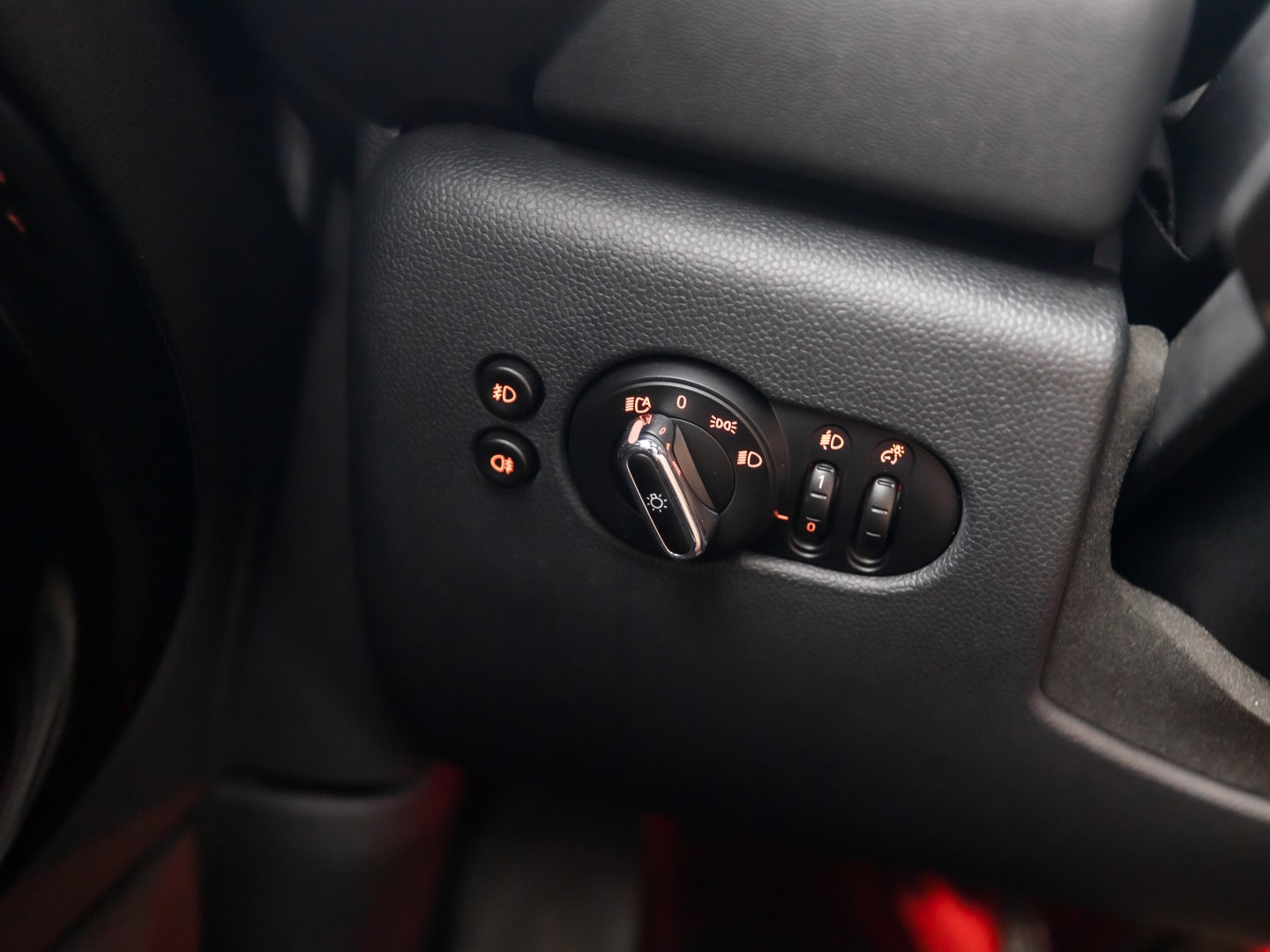 MINI 5-deurs 1.5 Cooper Chili Sport Automaat 136Pk (PANORAMADAK, 1e EIGENAAR, DEALER ONDERHOUDEN, 5 DEURS, NAVIGATIE, LEDER, SPORTSTOELEN, GETINT GLAS, PARKEERSENSOREN, NIEUWSTAAT)