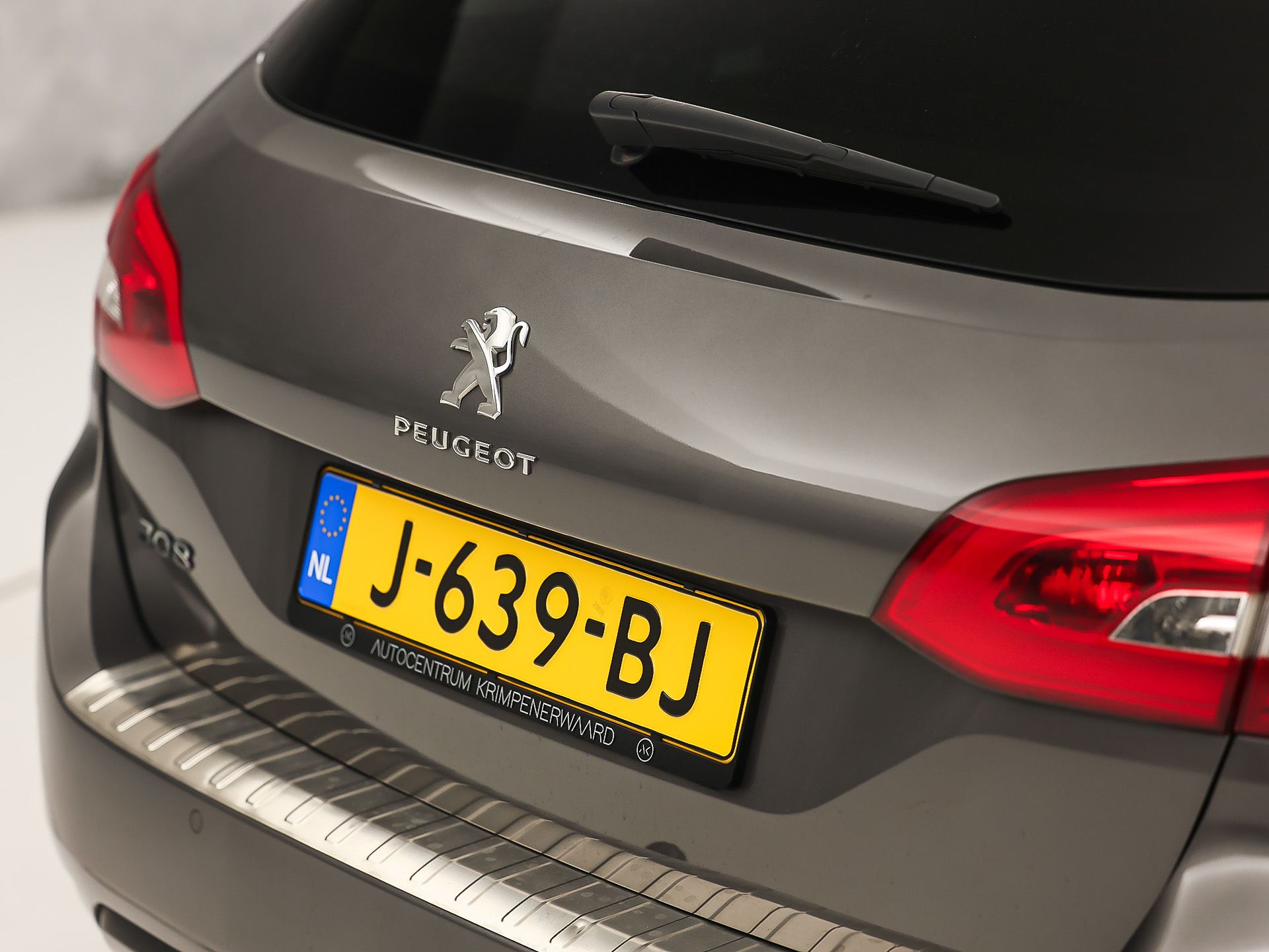 Peugeot 308 SW 1.2 PureTech Sport (PANORAMADAK, APPLE CARPLAY, GROOT NAVI, TREKHAAK, GETINT GLAS, SPORTSTOELEN, PARKEERSENSOREN, CRUISE, NIEUWSTAAT)