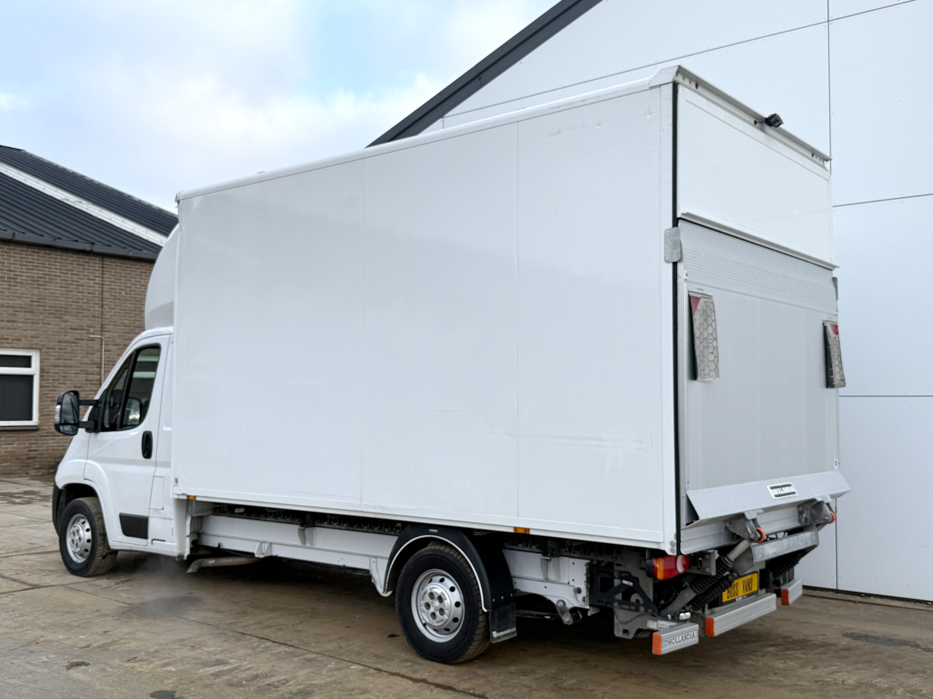 Peugeot Boxer 2.2 HDI 165PK Laadklep Bakwagen Cruise Control Climate Control Camera Carplay Standkachel LED Koffer Meubelbak