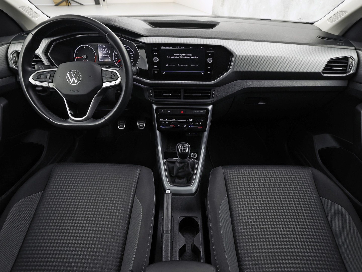 Volkswagen T-Cross 1.0 TSI Life Sport (APPLE CARPLAY, GROOT NAVI, CLIMATE, STOELVERWARMING, SPORTSTOELEN, GETINT GLAS, CRUISE, NIEUWSTAAT)