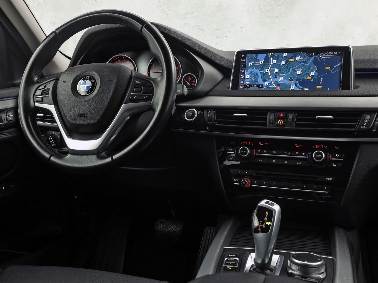BMW X5 xDrive40e iPerformance High Executive 313Pk Automaat (GROOT NAVI, HEAD-UP DISPLAY, COMFORTSTOELEN MET GEHEUGEN, SFEERVERLICHTING, CAMERA, STOELVERWARMING, GETINT GLAS, NIEUWSTAAT)
