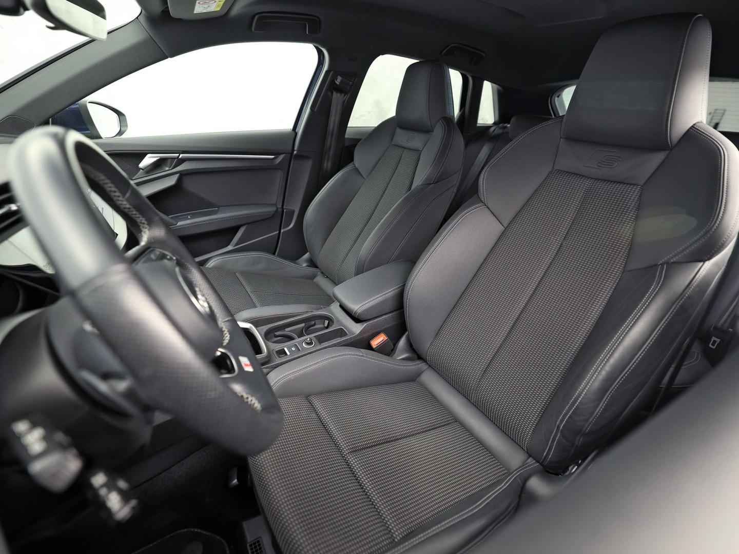 Audi A3 Sportback 30 TFSI S-Line Automaat (2X S-LINE, APPLE CARPLAY, STOELVERWARMING, PLAT S-LINE SPORTSTUUR, GETINT GLAS, SPORTSTOELEN, PARKEERSENSOREN, NIEUWSTAAT)