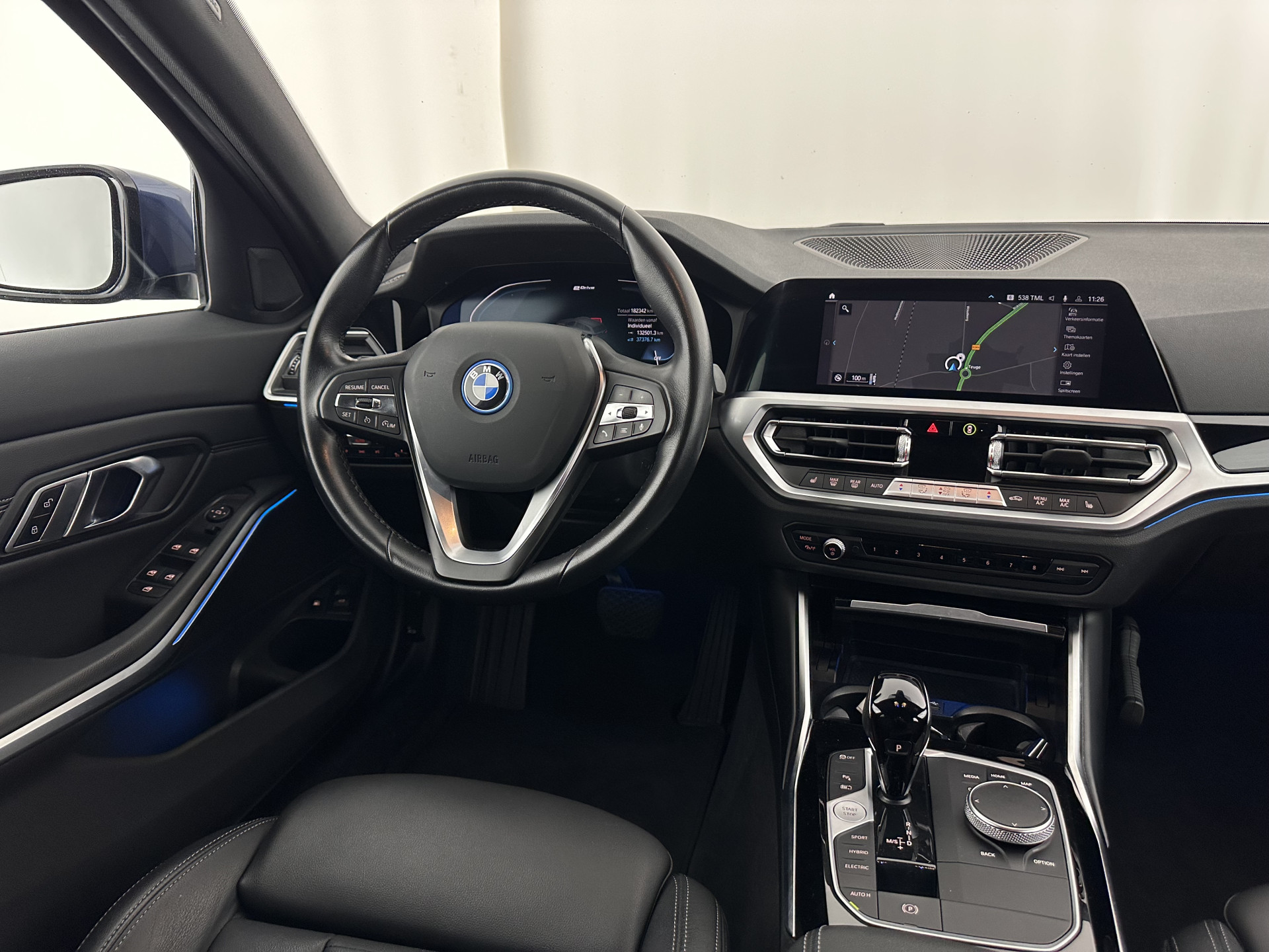 BMW 3-serie Touring 320e Business Edition Plus [Plug-In] (INCL-BTW) Aut. *LEATHER | FULL-LED | HEATED-SPORTSEATS | DIGI-COCKPIT | HIFI-SOUND | NAVI-FULLMAP | PRIVACYGLASS | PDC | AMBIENTLIGHT | DAB | KEYLESS | TOWBAR | 17"ALU* *