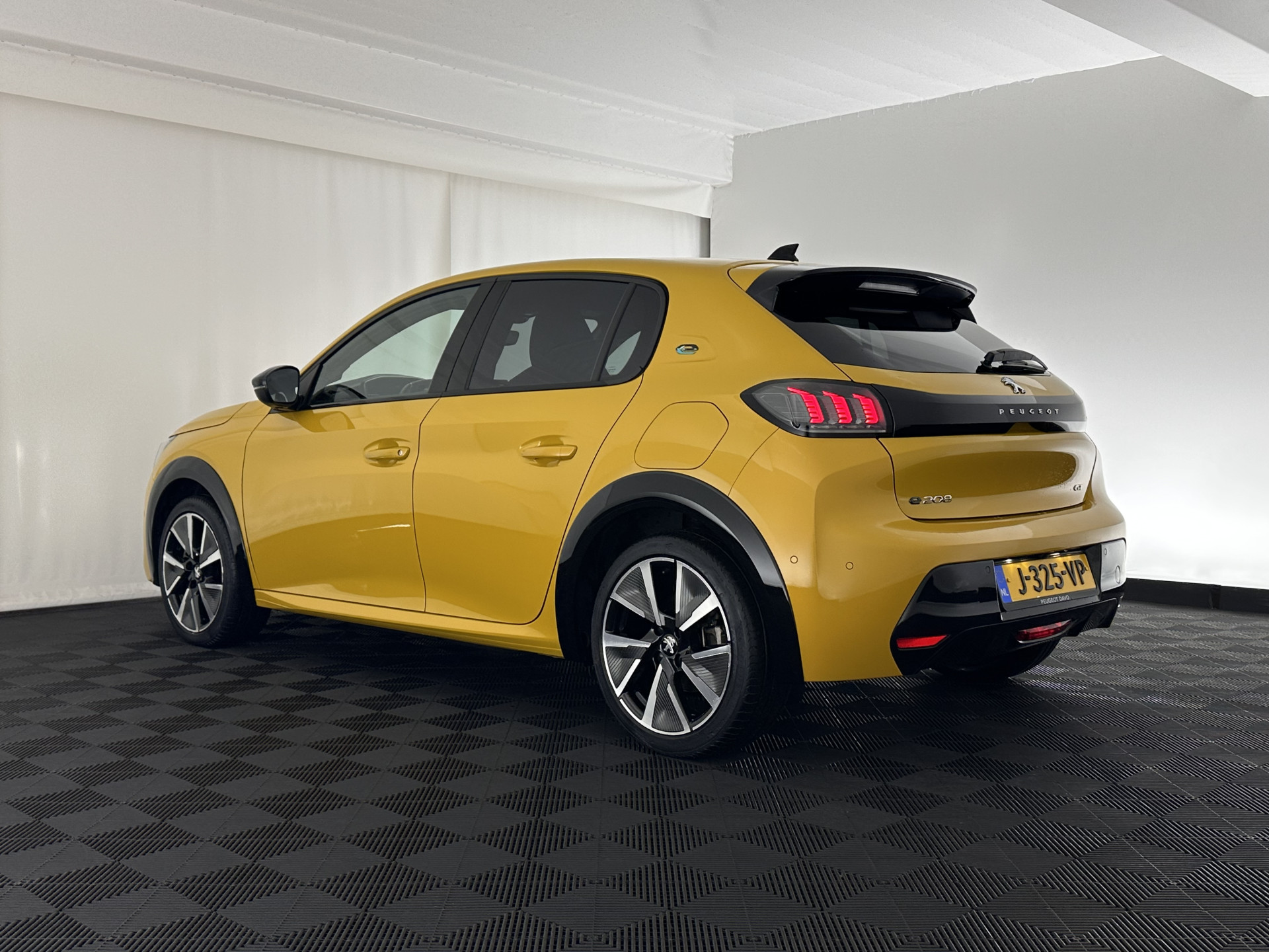 Peugeot e-208 EV GT 350 50 kWh [ 3-Fase ] {SOH-88%} (INCL-BTW) *HEATPUMP | LEATHER-ALCANTARA | FULL-LED | DIGI-COCKPIT | BLINDSPOT | CAMERA | AMBIENT-LIGHT | NAVI-FULLMAP | LANE-ASSIST | KEYLESS | DAB | PRIVACY-GLASS | HEATED-SPORTSEATS | ...